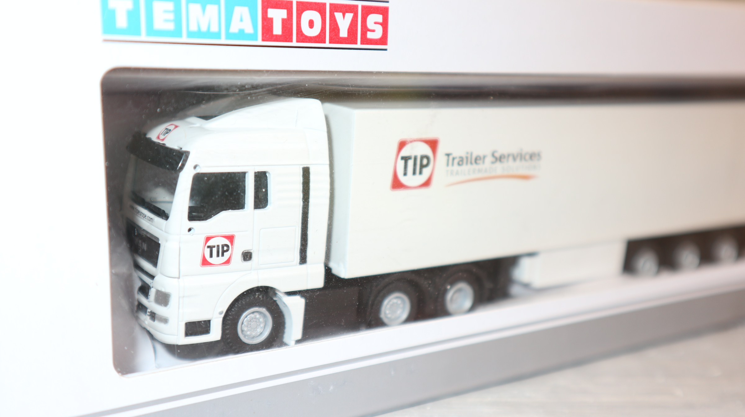 WSI TEMA Toys 08-1194 in 1:87, MAN TGX 6x2 mit Kofferauflieger TIP Trailer Service