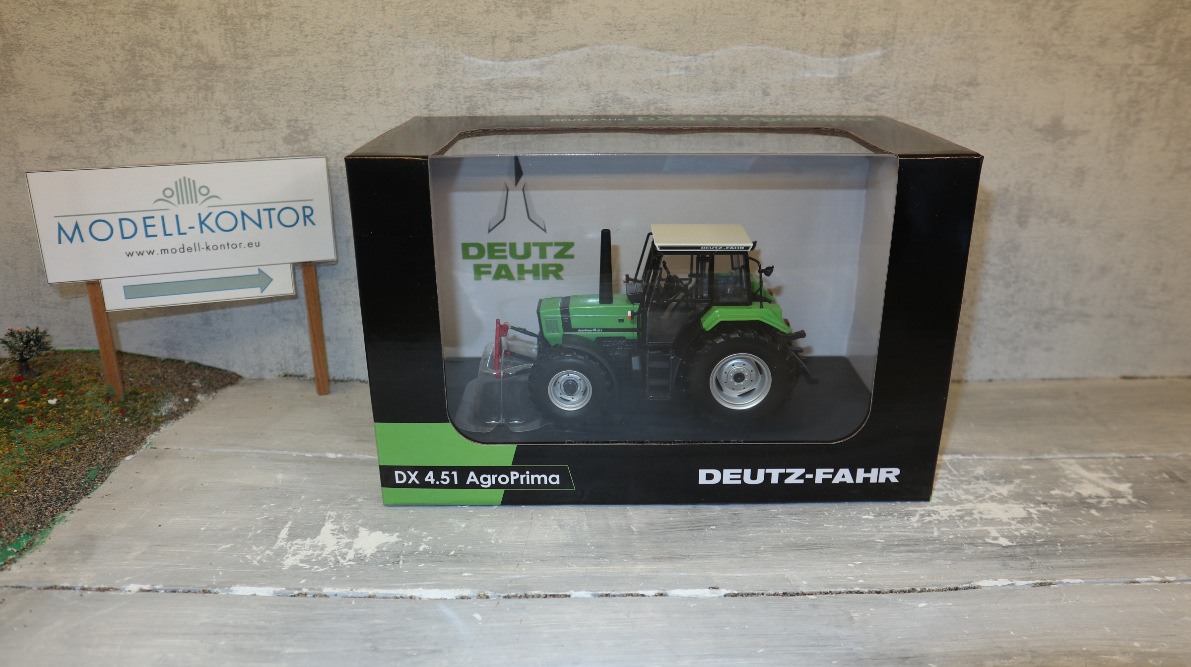 Universal Hobbies UH 6776 in 1:32,  Deutz-Fahr DX 4.51 AgroPrima, nur 750 Stück,  Neu in OVP