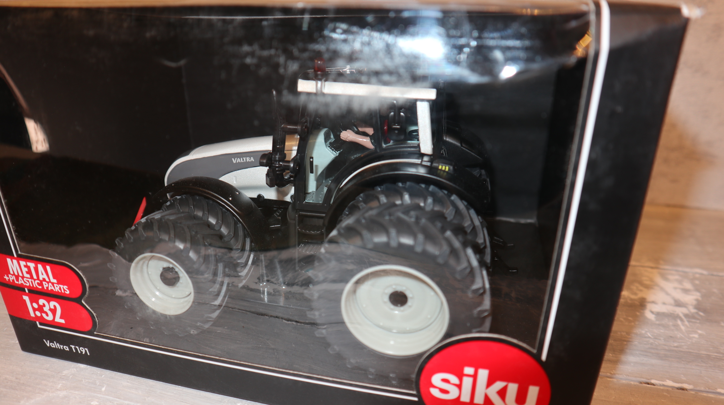 Siku 3268 in 1:32, Valtra T191 perlmutt-weiß mit Zwillingsräder, NEU in OVP