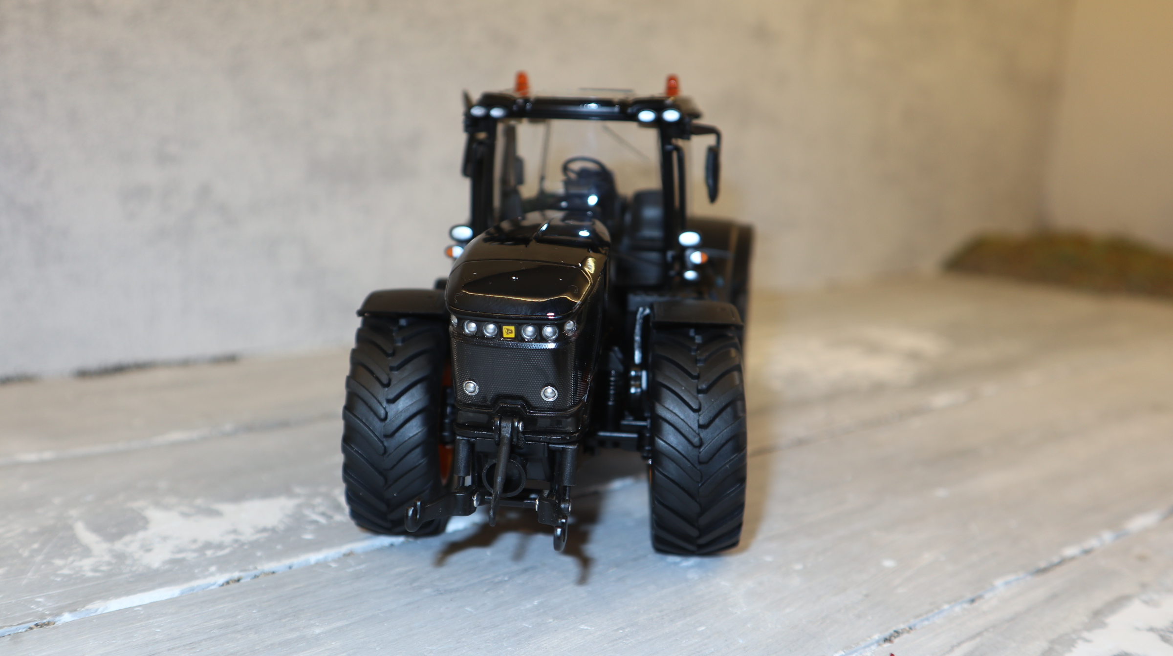 Wiking 877430 in 1:32, JCB 8330 in schwarz mit gelben Felgen, NEU in OVP