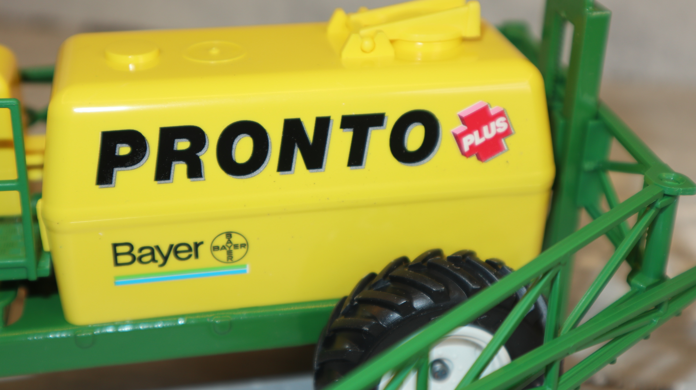 Siku 2563 in 1:32, Feldspritze PRONTO Bayer, Sondermodell  NEU in OVP