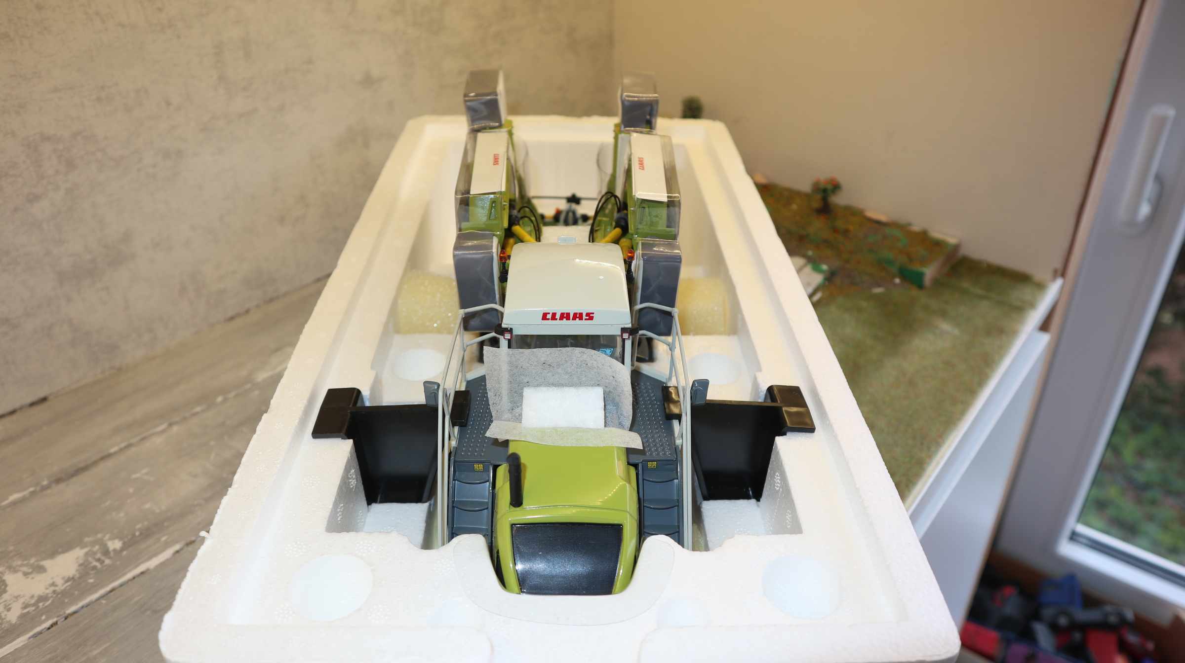 Universal Hobbies UH 2606  in 1:32, Claas Cougar NEU in OVP