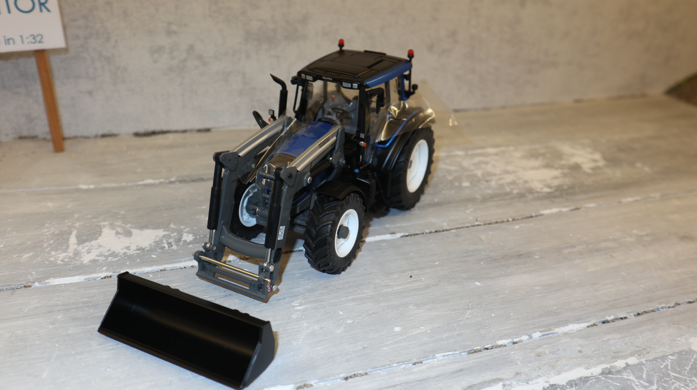 Wiking 42601990 in 1:32, VALTRA N113 blaumetallic mit Frontlader, NEU in OVP