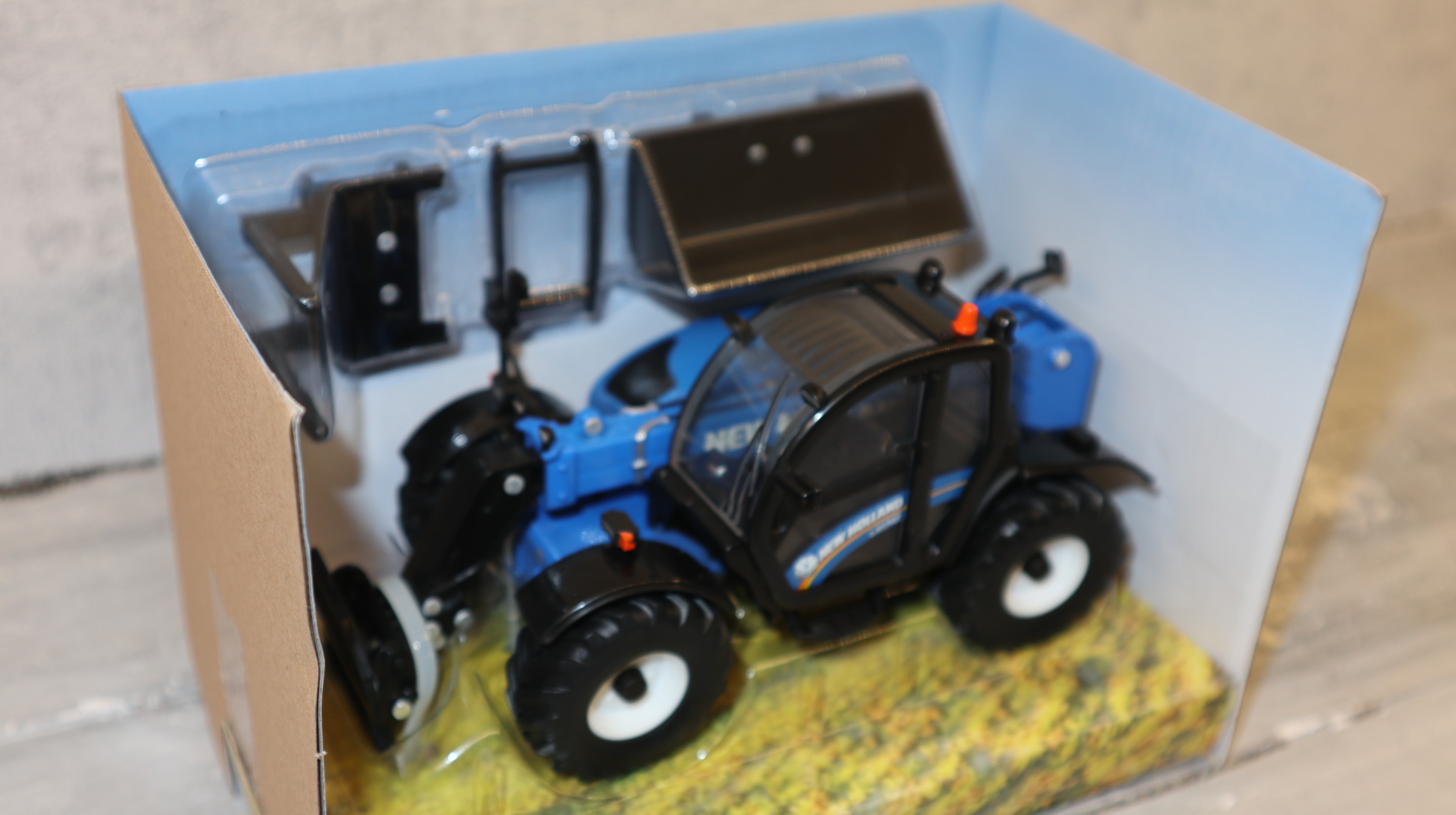 Britains 43085 in 1:32,  New Holland LM7.42 BLAU Telelader, NEU in OVP