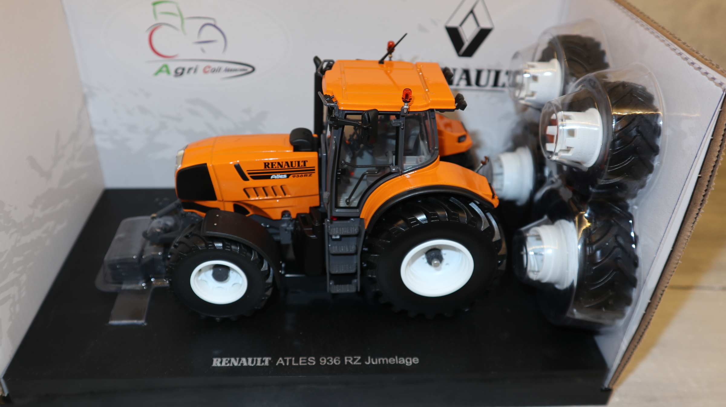 Universal Hobbies UH 6769 in 1:32, Renault Atles 936 RZ mit Zusatz-Räder, NEU in OVP