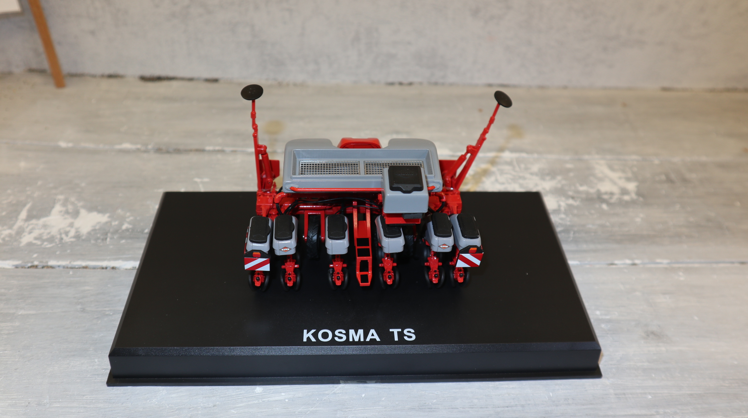 Replicagri 289 in 1:32, Kuhn Kosma TSE 6 Reihen mit Korntank Einzelkornsähmaschine,