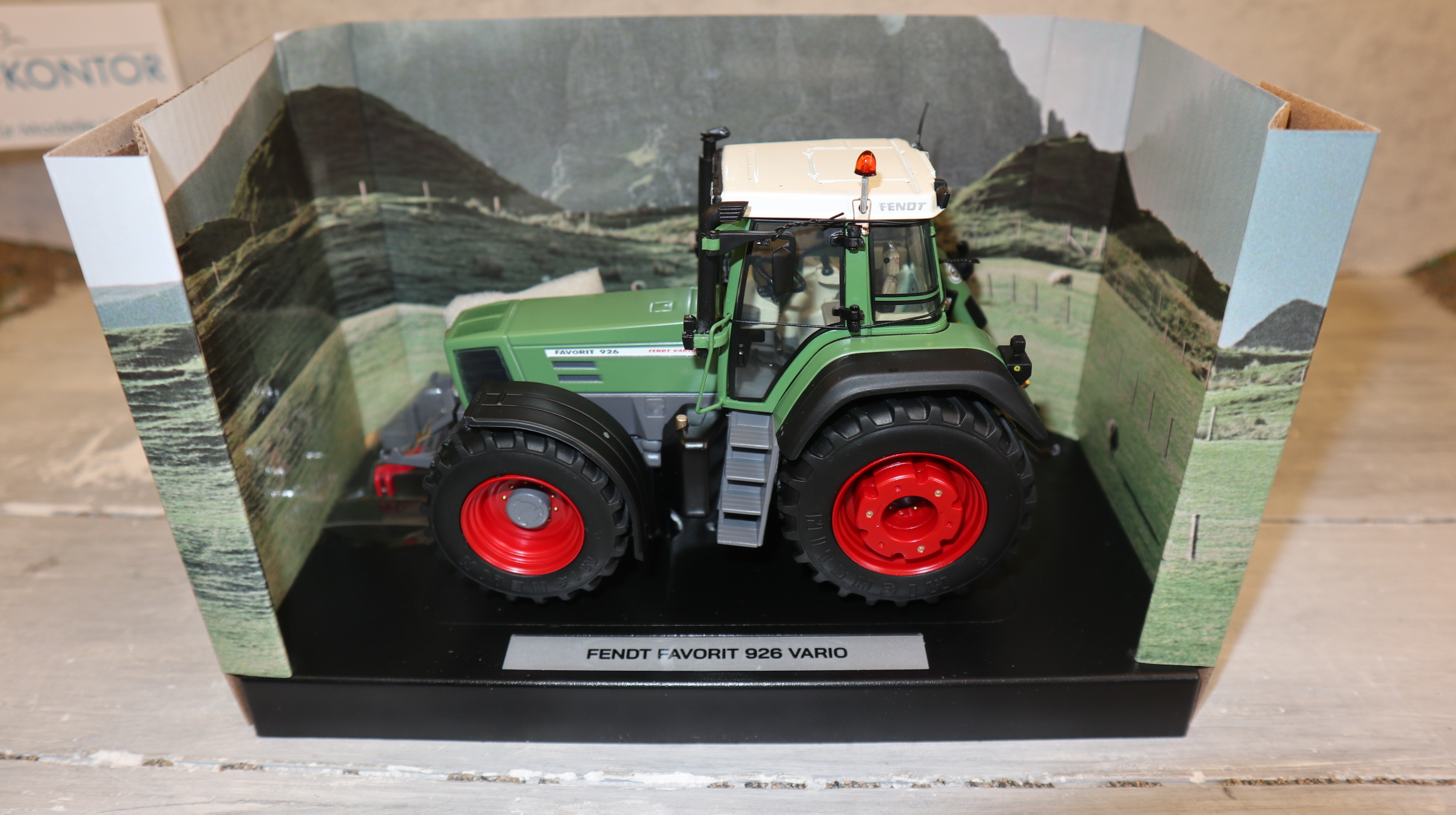 Weise Toys 1025 in 1:32, Fendt Favorit 926 (1.Generation) NEU in OVP