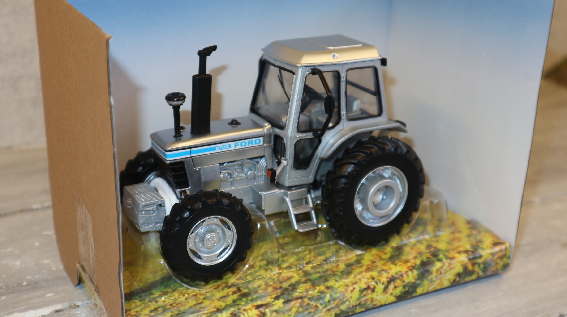 Britains 43409 in 1:32,  Ford 8700 4WD SILBER, nur 150 Modelle, NEU in OVP