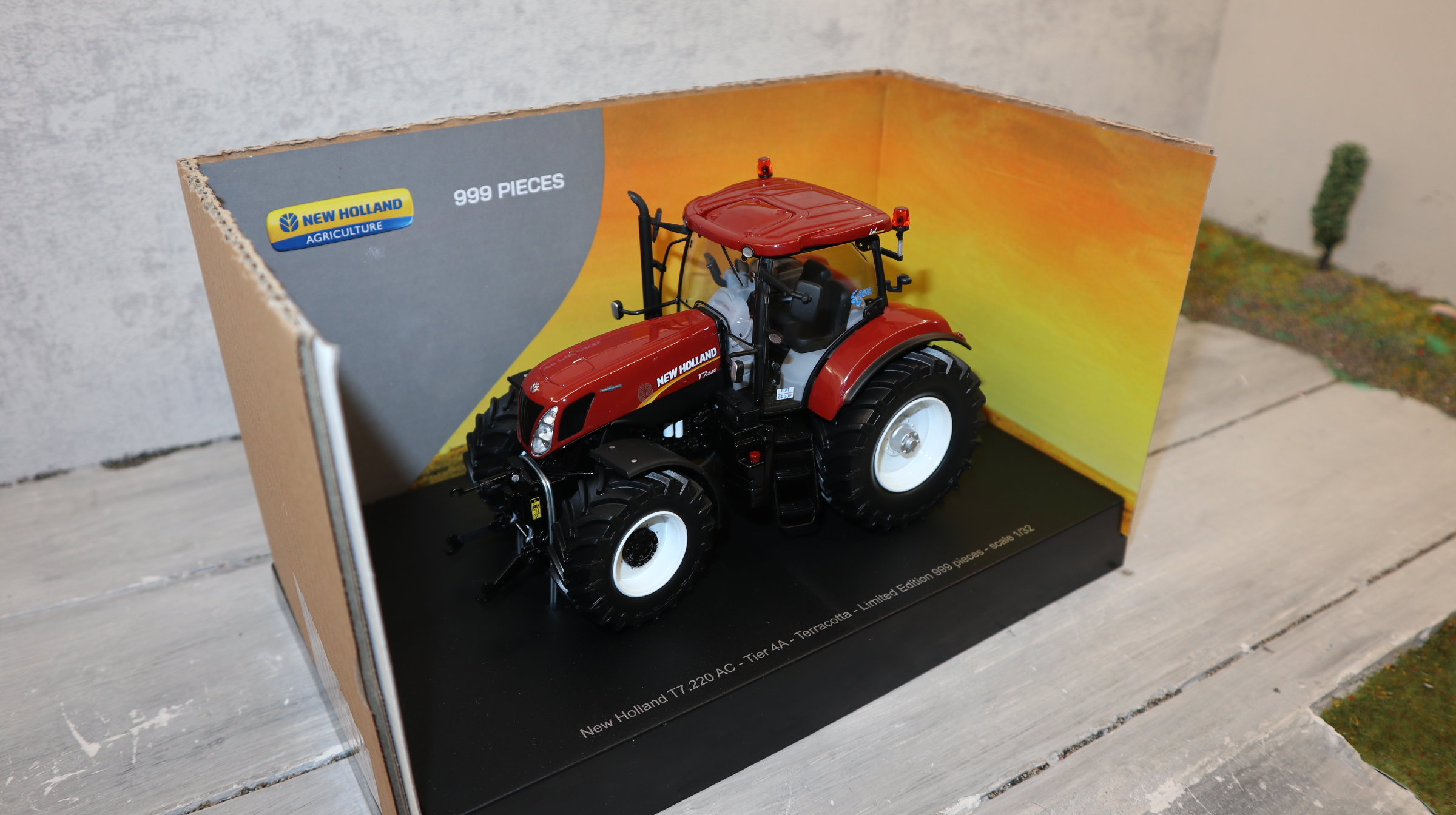 ROS 30215 in 1:32 New Holland T7.270AC TERRACOTTA Sondermodell  999x, NEU in OVP