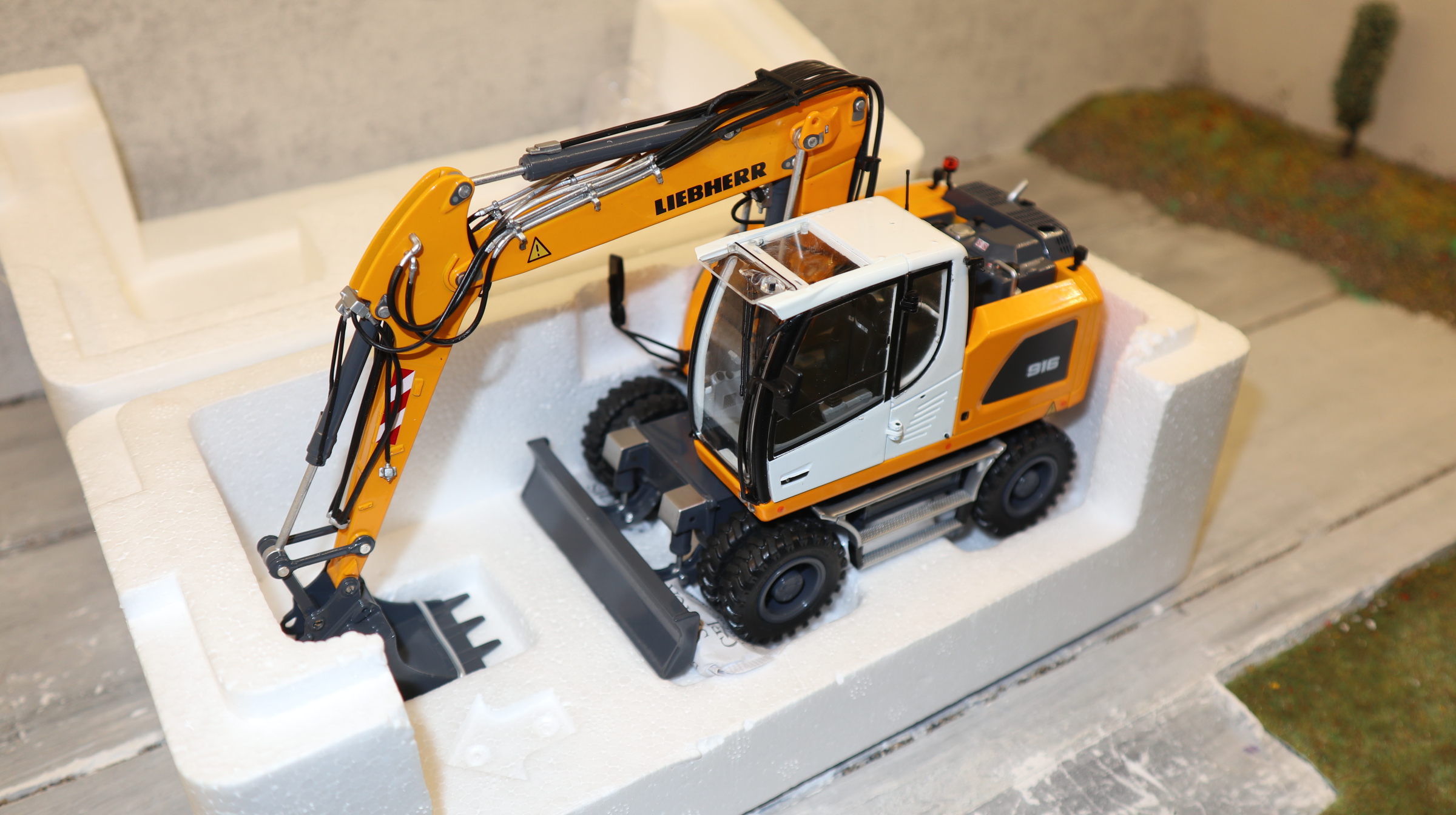 AT Collections AT3200141 in 1:32,   LIEBHERR A916 Radbagger mit MITAS-Reifen,  NEU in OVP