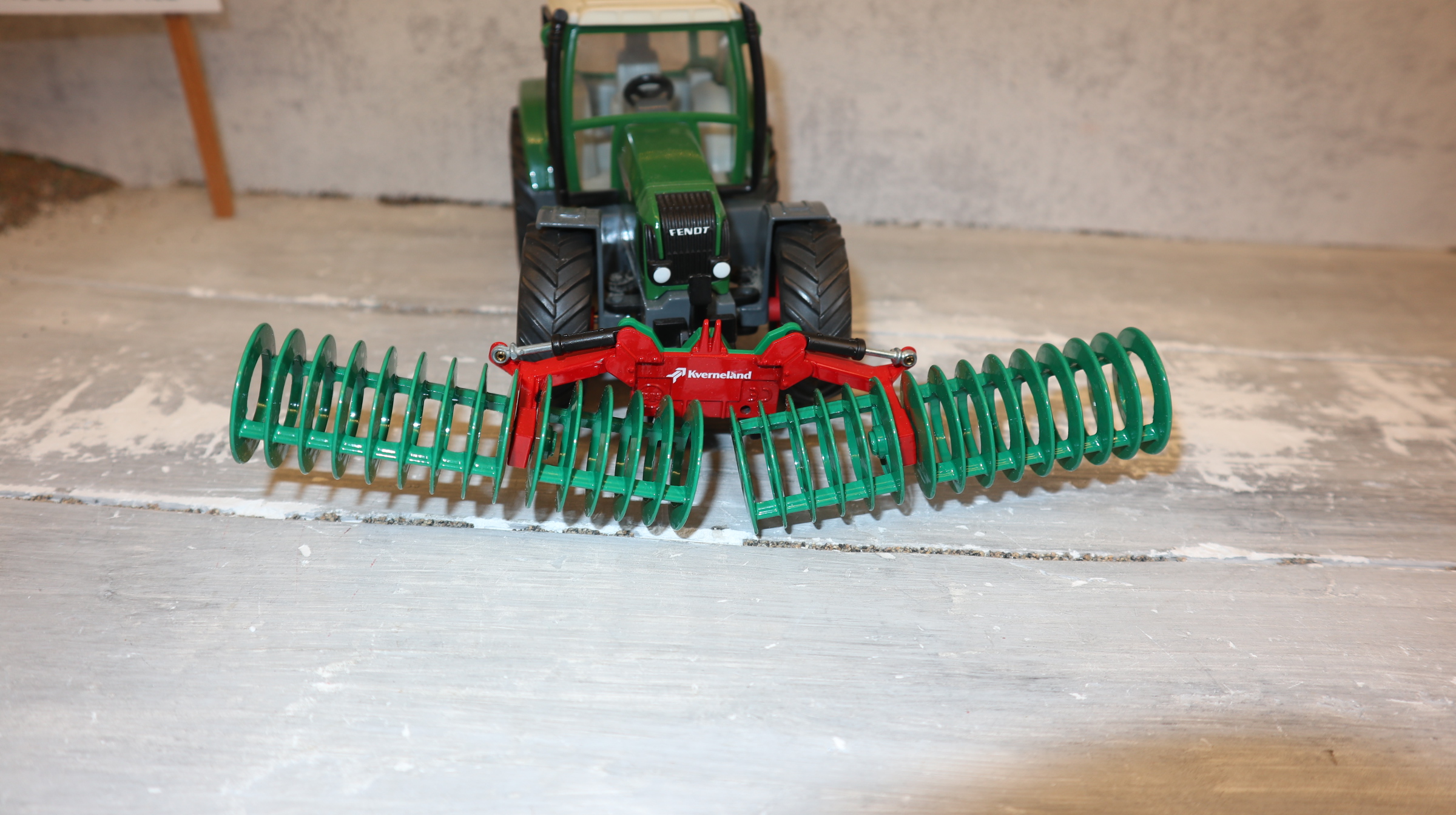 Siku 2052 in 1:32 Frontpacker KVERNELAND grün-rot, Sondermodell , NEU in OVP