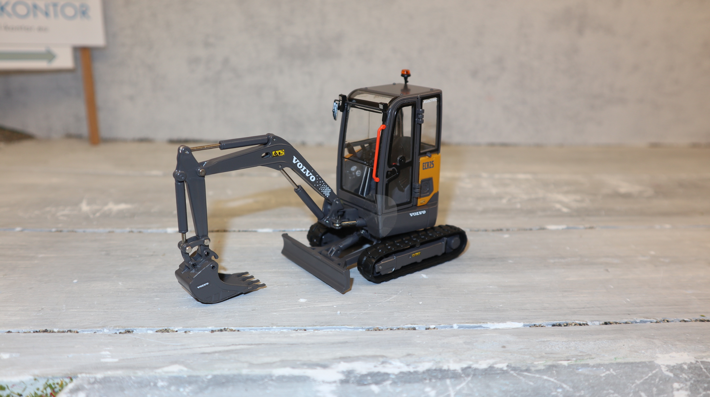 AT Collections 3200163 in 1:32  VOLVO ECR25