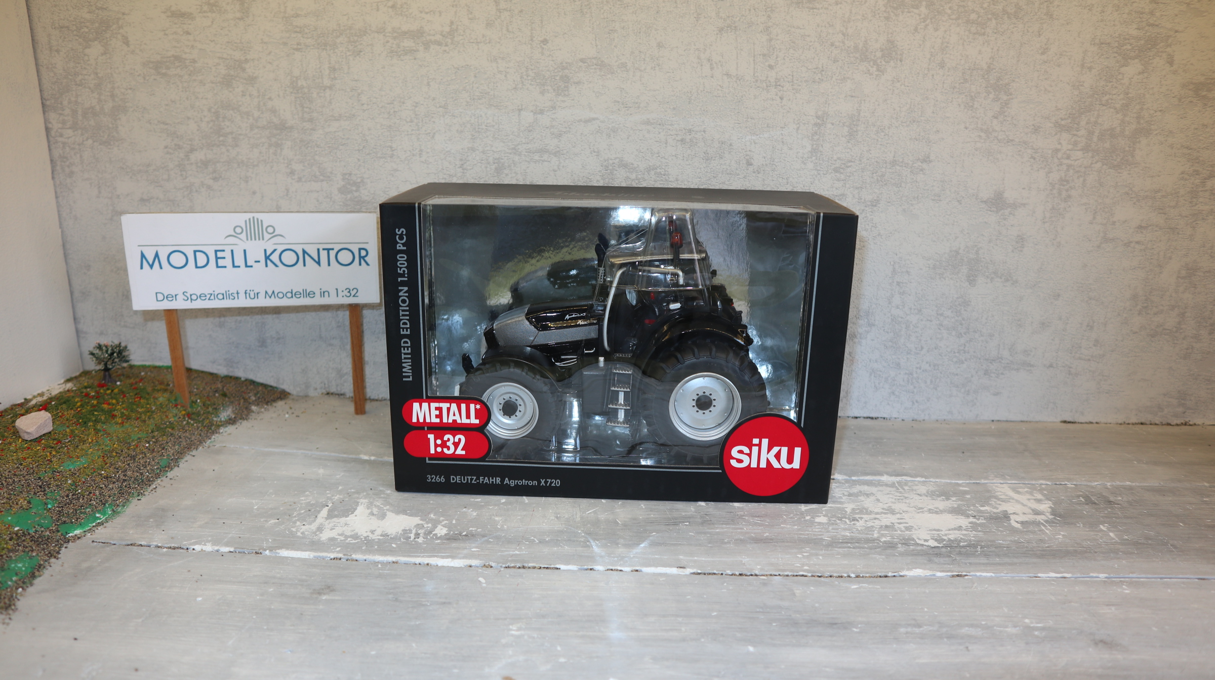 Siku 3266 in 1:32, Deutz-Fahr Agrotron X720, Blackline, NEU in OVP