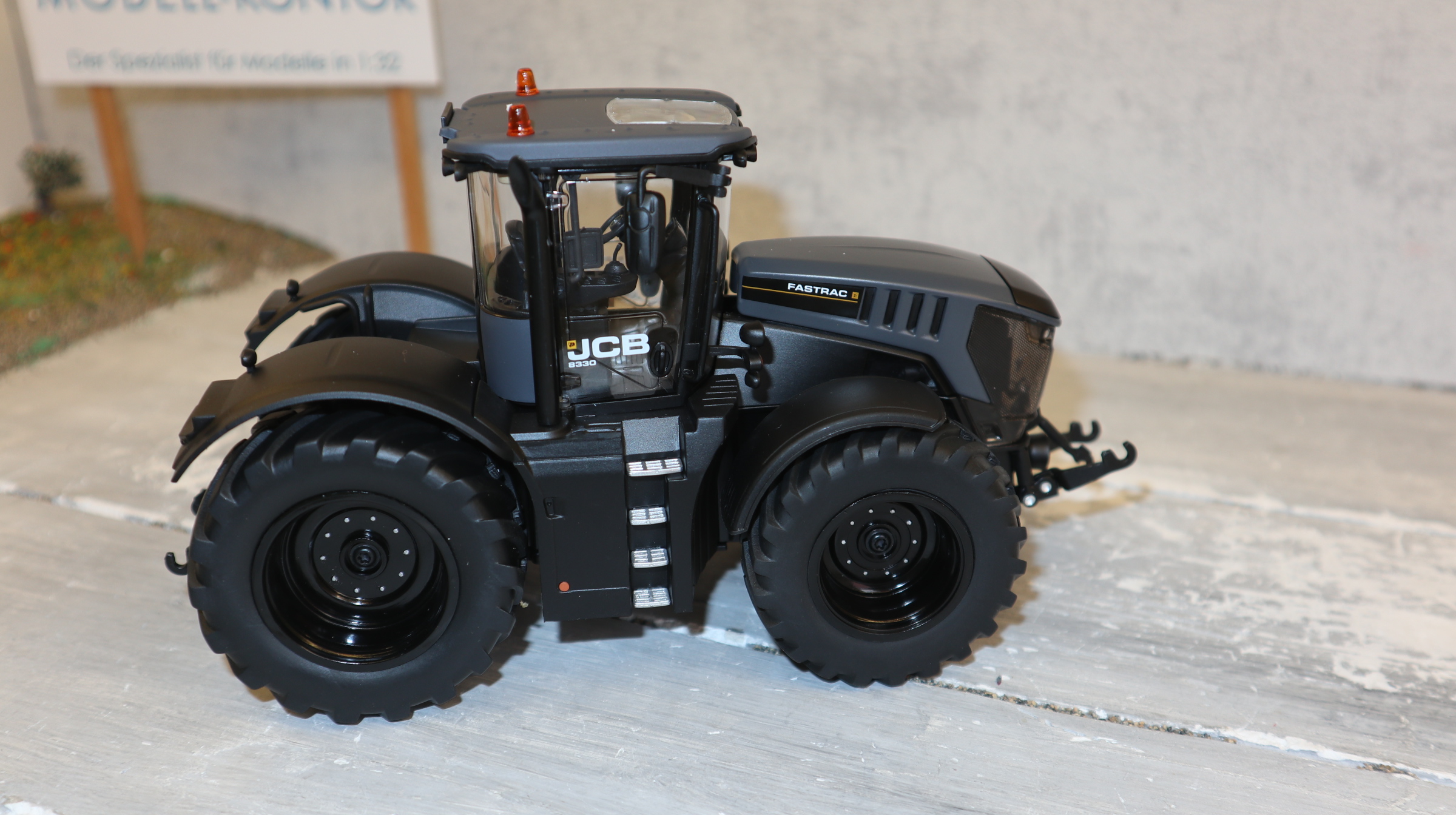 Wiking 877431 in 1:32, JCB 8330 in Grau-matt, NEU in OVP
