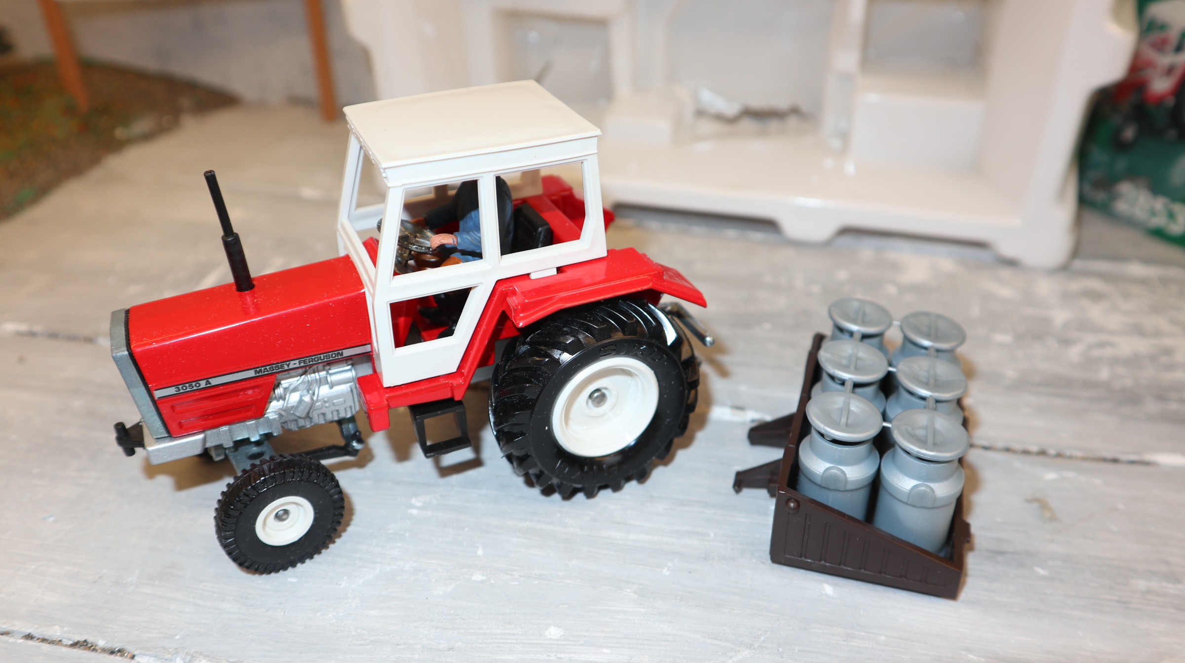 Siku 2853 in 1:32, Massey Ferguson MF 284 S mit Kannenhalter, Version 1,, Neu in OVP