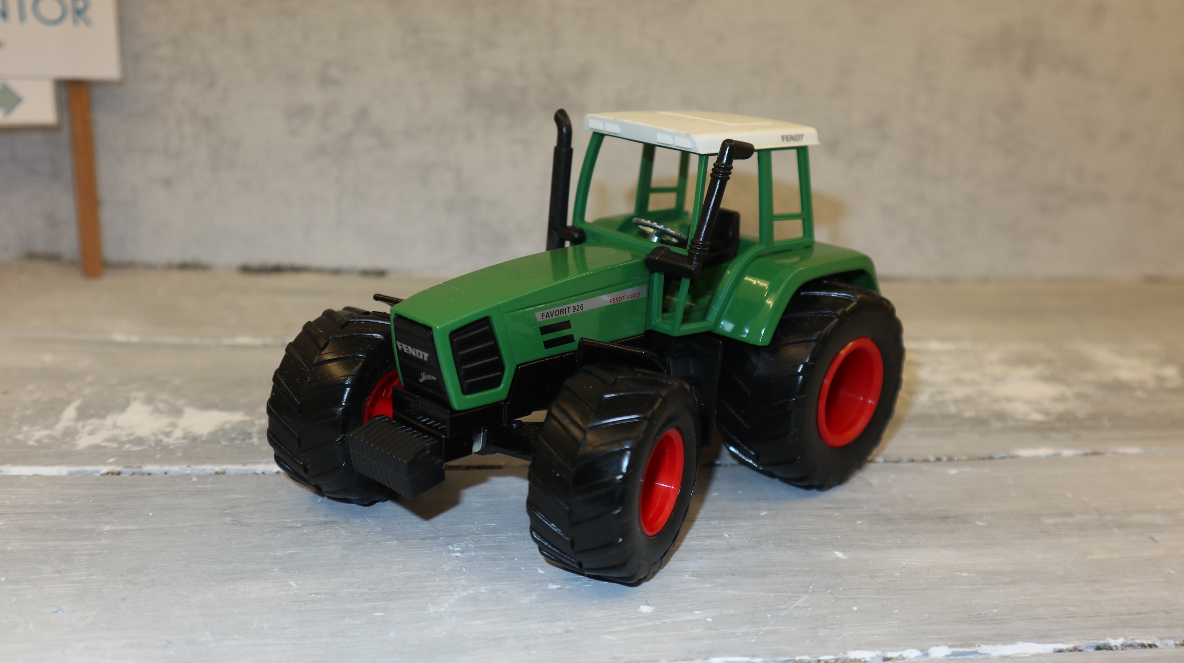 Siku 3158 in 1:32, Fendt 926 mit Breitreifen, schwarzes Chassis , NEU in OVP