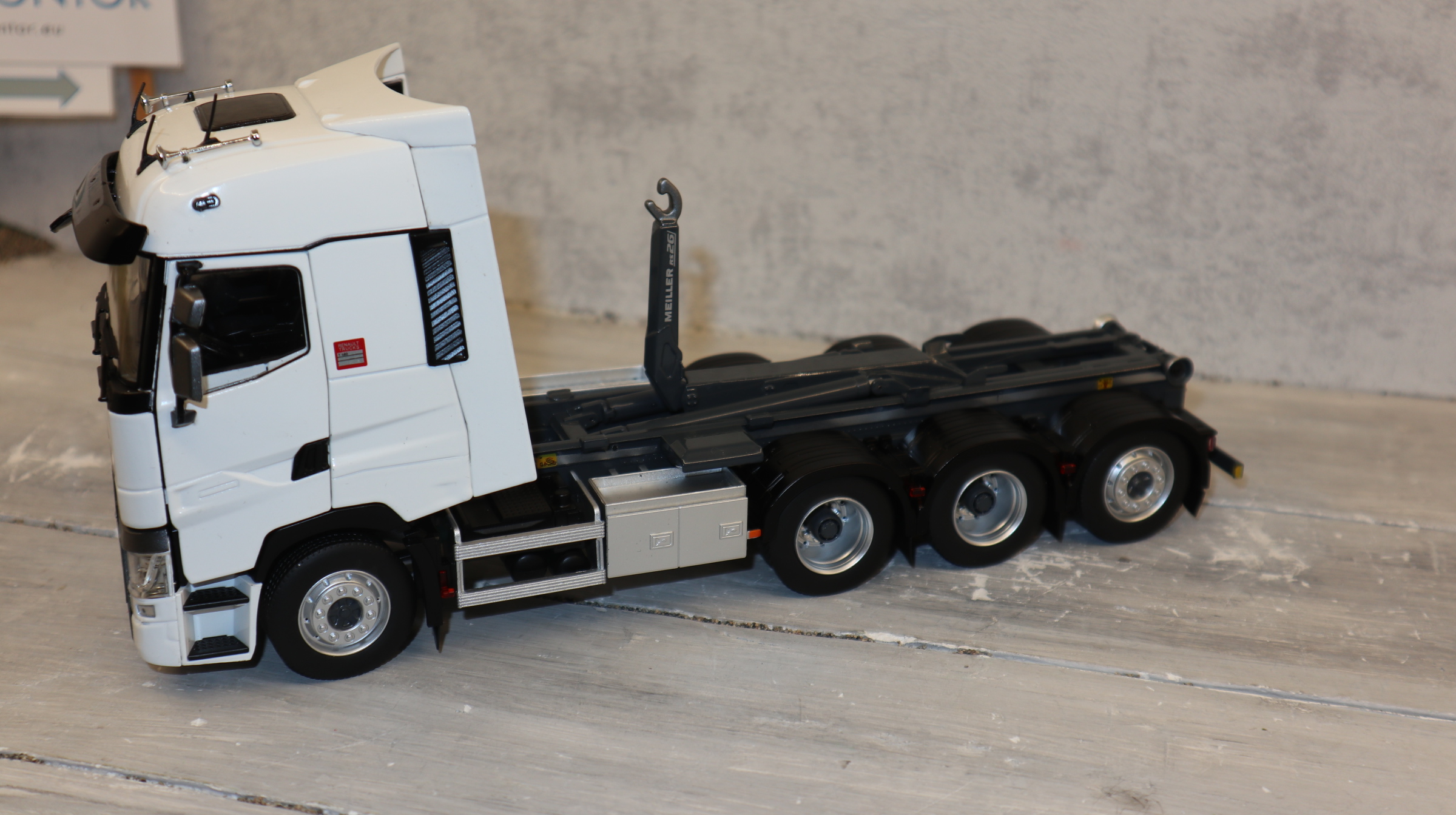 MarGe 2237-01 in 1:32, RENAULT  T weiß,  als Triple-Achser mit Abroller, NEU in OVP