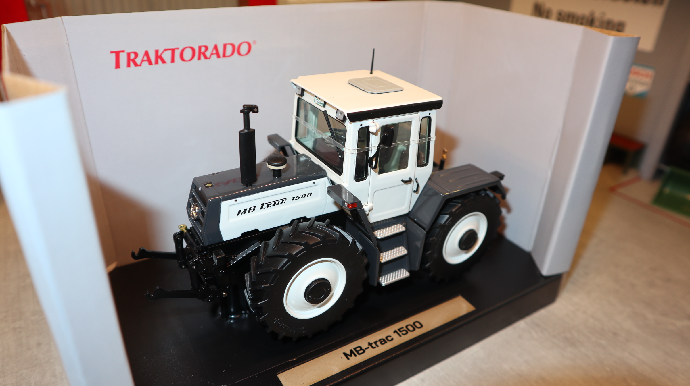 Weise Toys 2084 in 1:32, MB-Trac 1500 weiß-schwarz TRAKTORADO 2026,  NEU in OVP