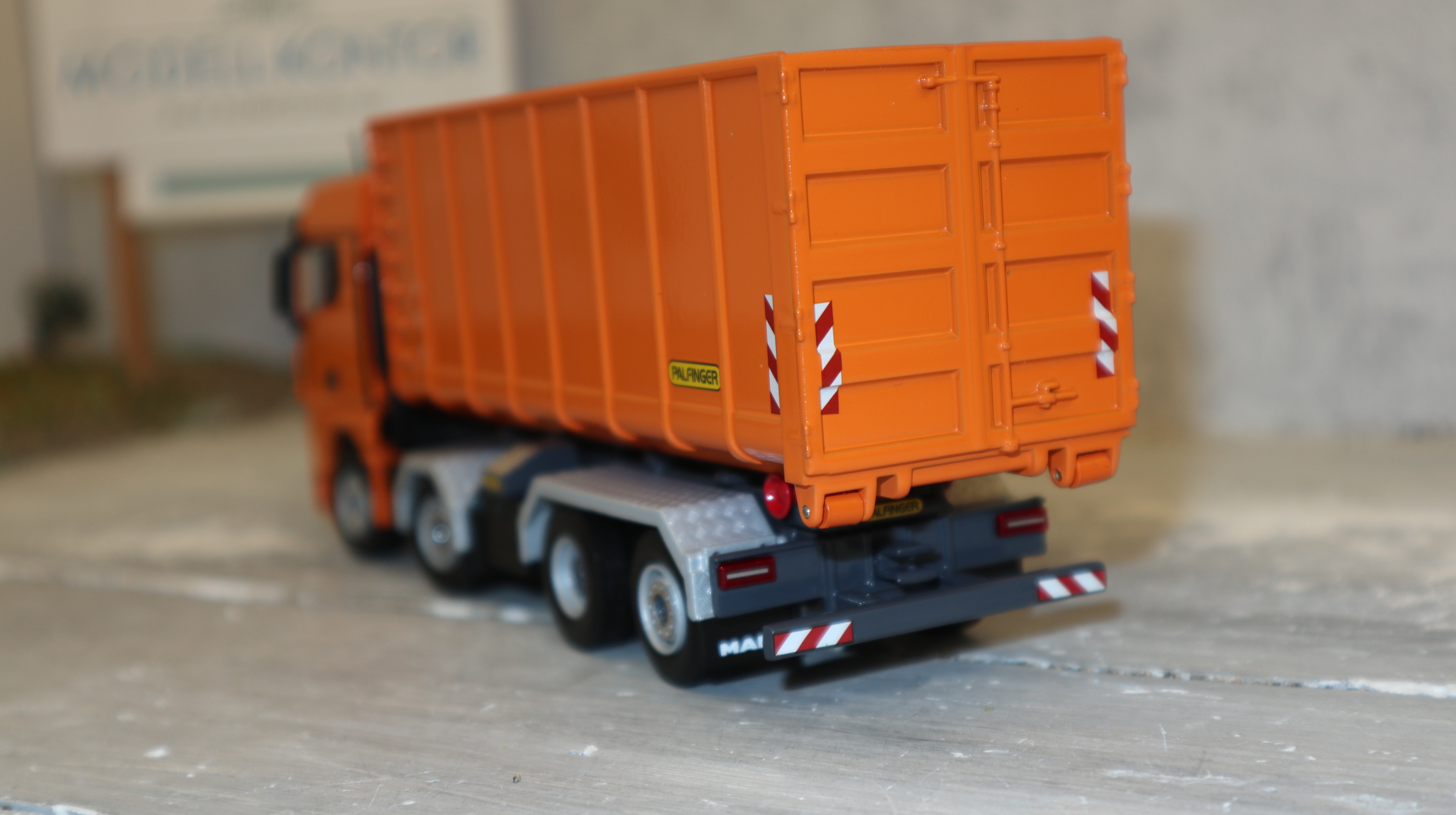 WSI 02-3791 in 1:50, MAN TGX 8x2 mit Palfinger Abroller und Container, NEU in OVP