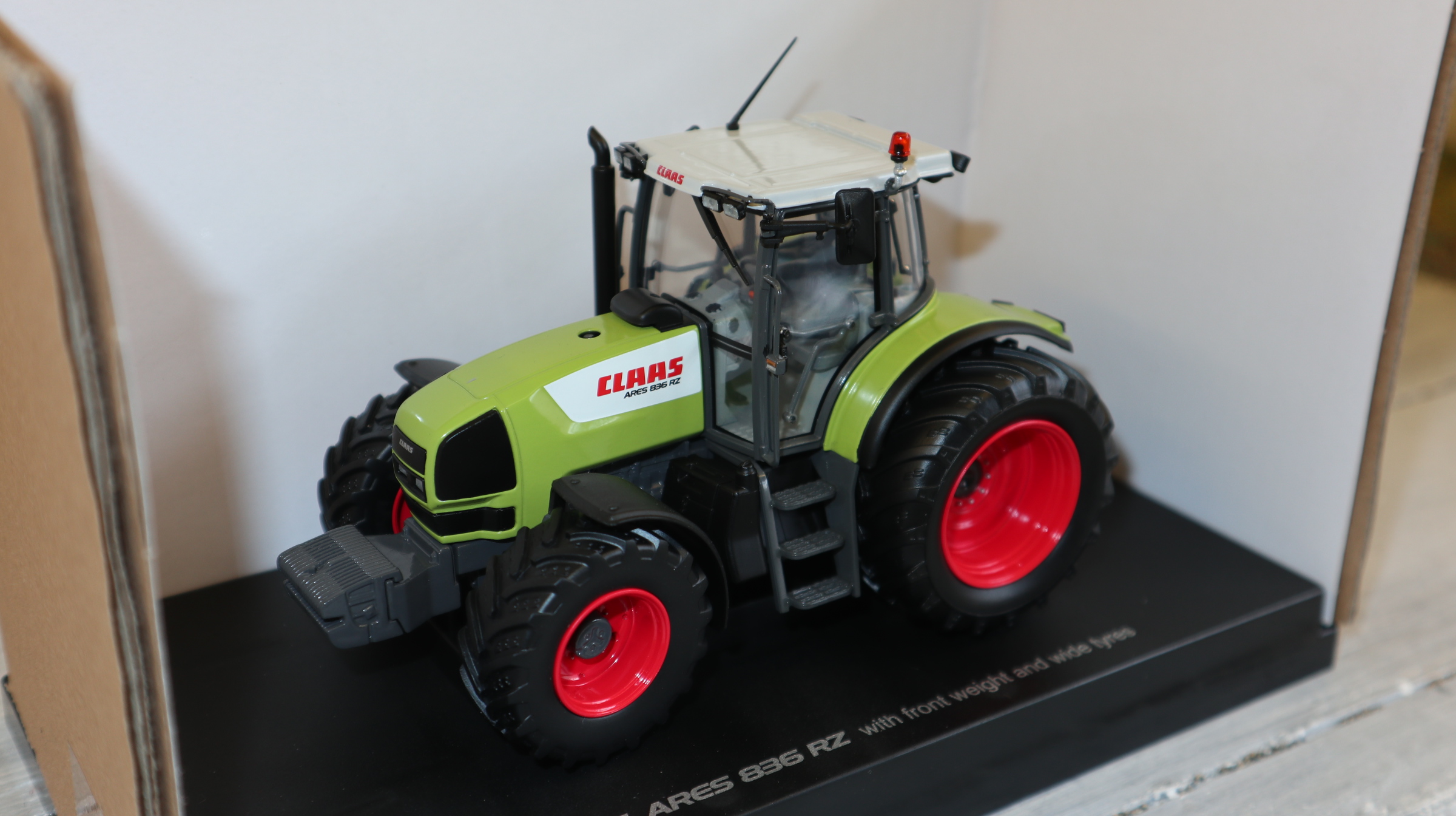 Universal Hobbies UH 0267170 in 1:32, Claas Ares 836 RZ mit Frontgewicht und Breitreifen,  Neu in OVP