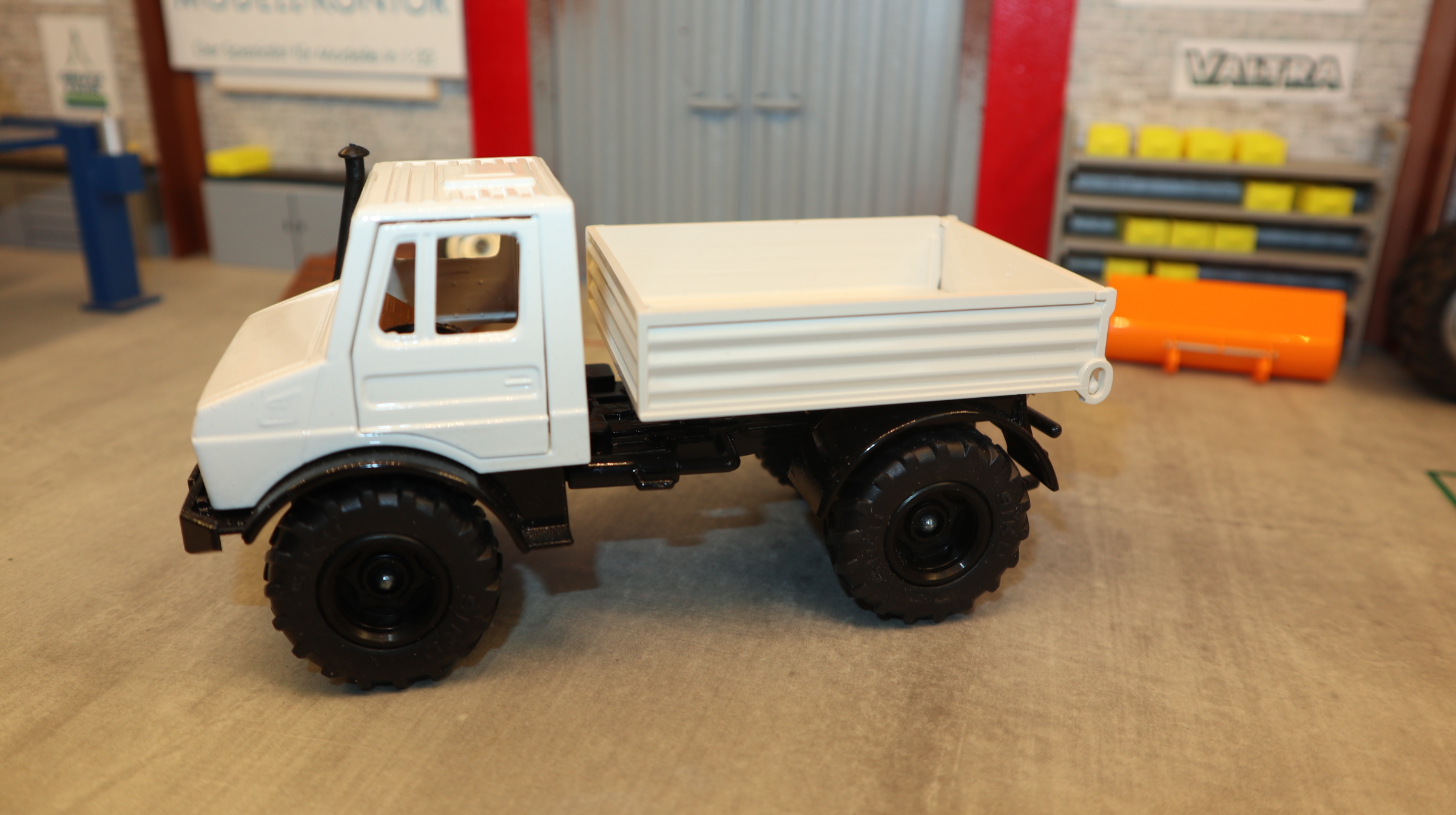 Siku 3153 in 1:32, UNIMOG 1700 Sondermodell weiß-schwarz, Höing, NEU in OVP
