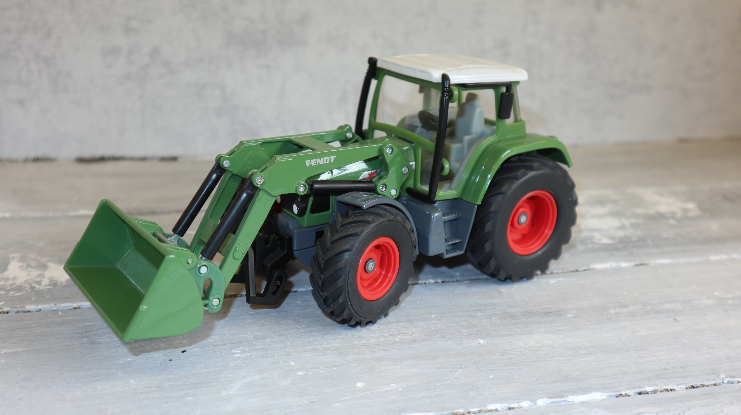 Siku 3554 in 1:32, Fendt 714 mit Frontlader und Wechselsystem, NEU in OVP 