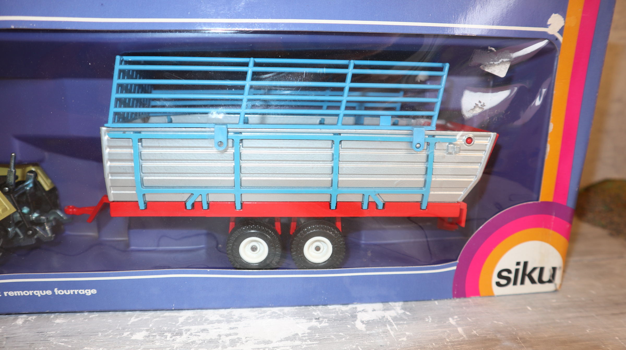Siku 3753 in 1:32,  MB-Trac 800 mit Heuladewagen,  NEU in OVP