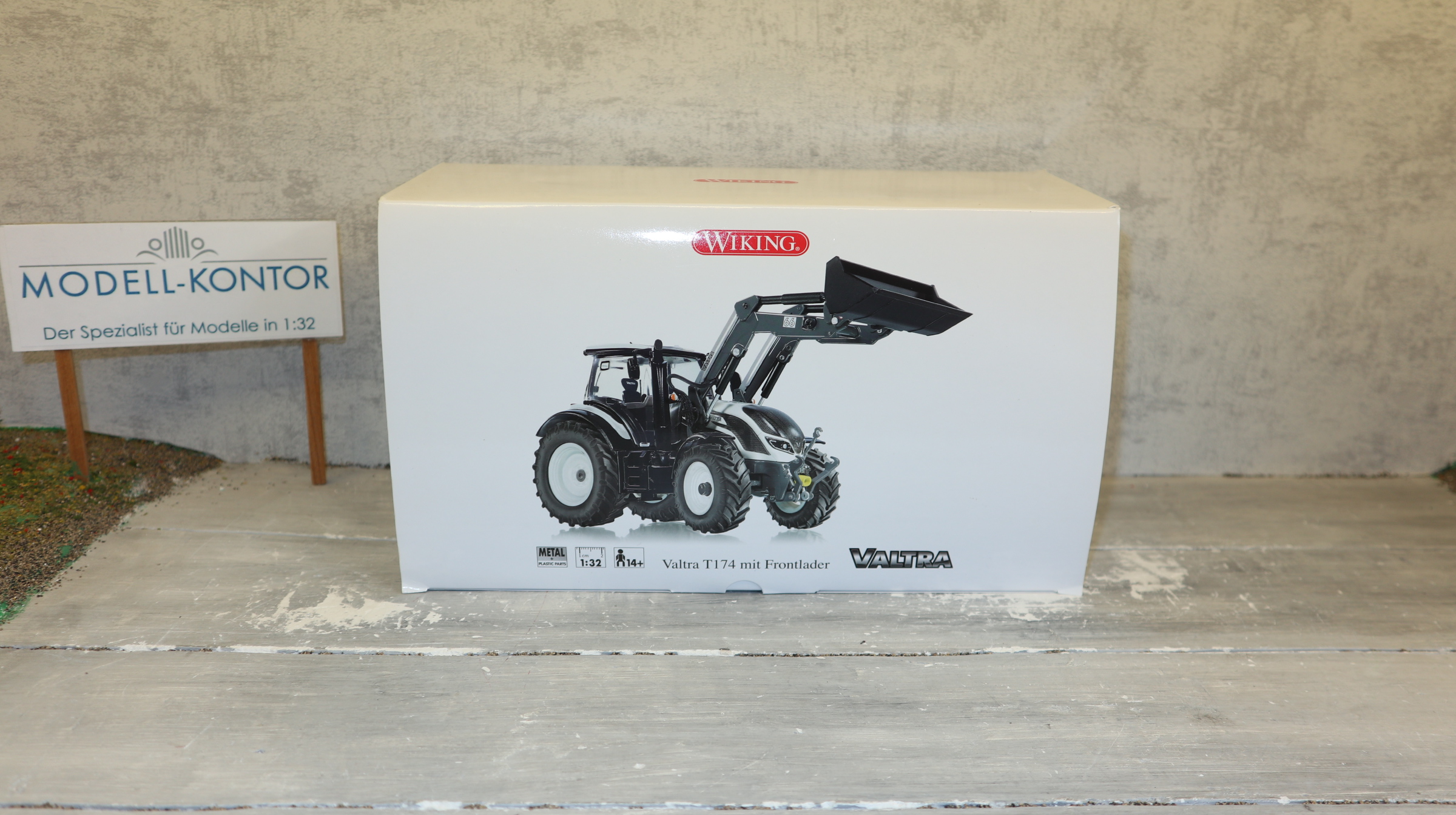 Wiking 077815 in 1:32, VALTRA T174 weiß mit Frontlader, NEU in OVP