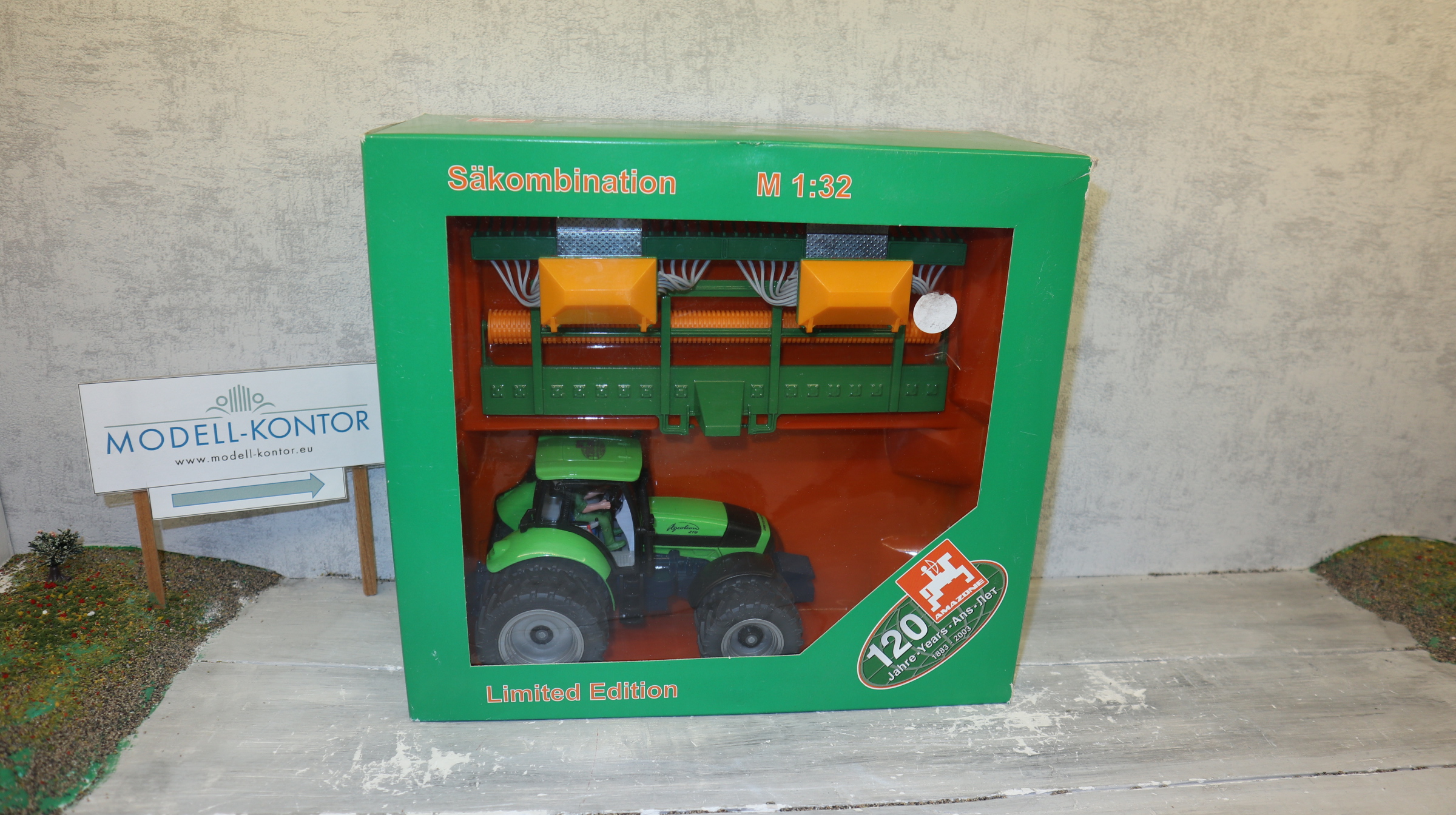 Siku 3253 + 2651 Set in 1:32, AMAZONE 120 Jahre, Deutz Agrotron 21 mit Amazone Sähkombi AD-P 602, NEU in OVP