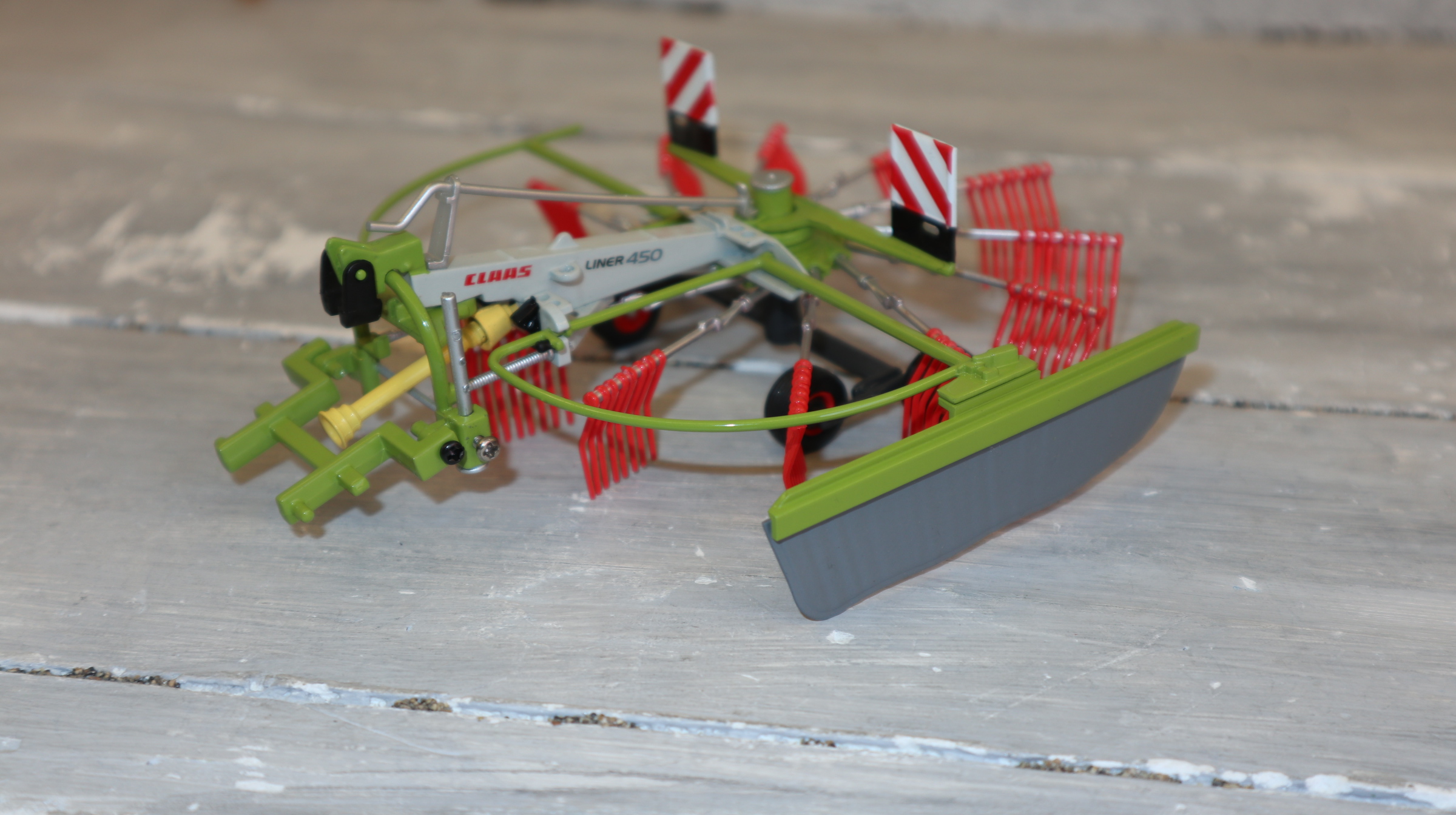 USK 30013 in 1:32,  Claas Liner 450 Heuwender, NEU in OVP