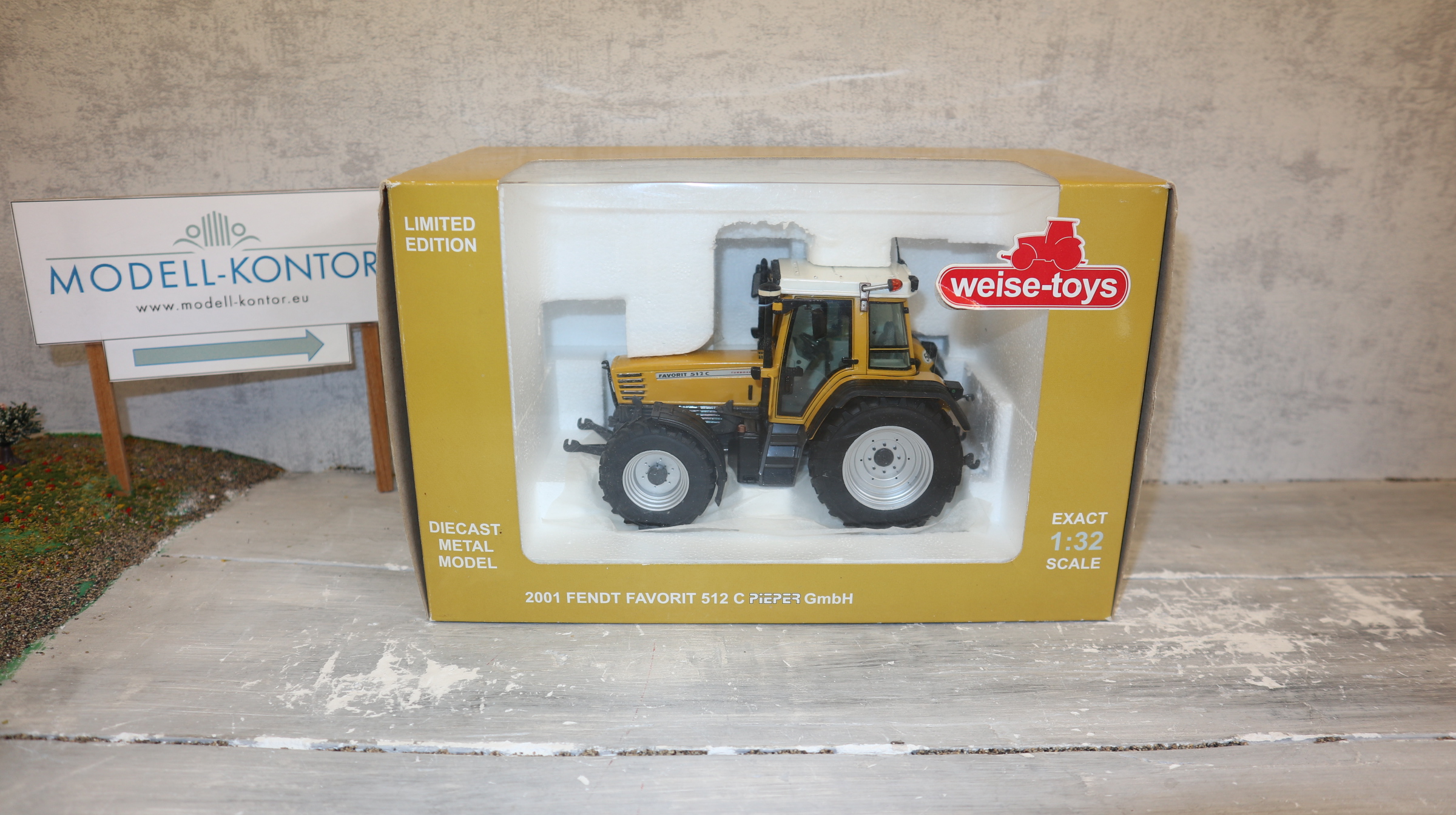 Weise Toys 2001 in 1:32, Fendt 512 C Sondermodell PIEPER in gelb , NEU in OVP