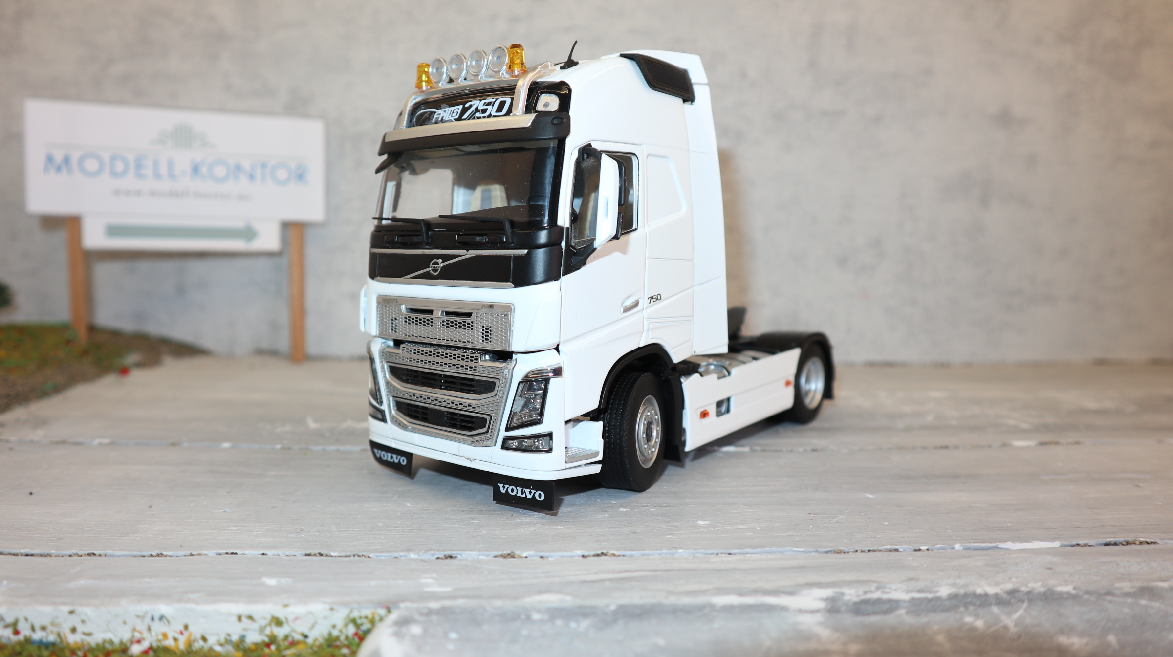MarGe 1810-04 in 1:32,  VOLVO FH 16  4x2 in weiß als SZM, NEU in OVP
