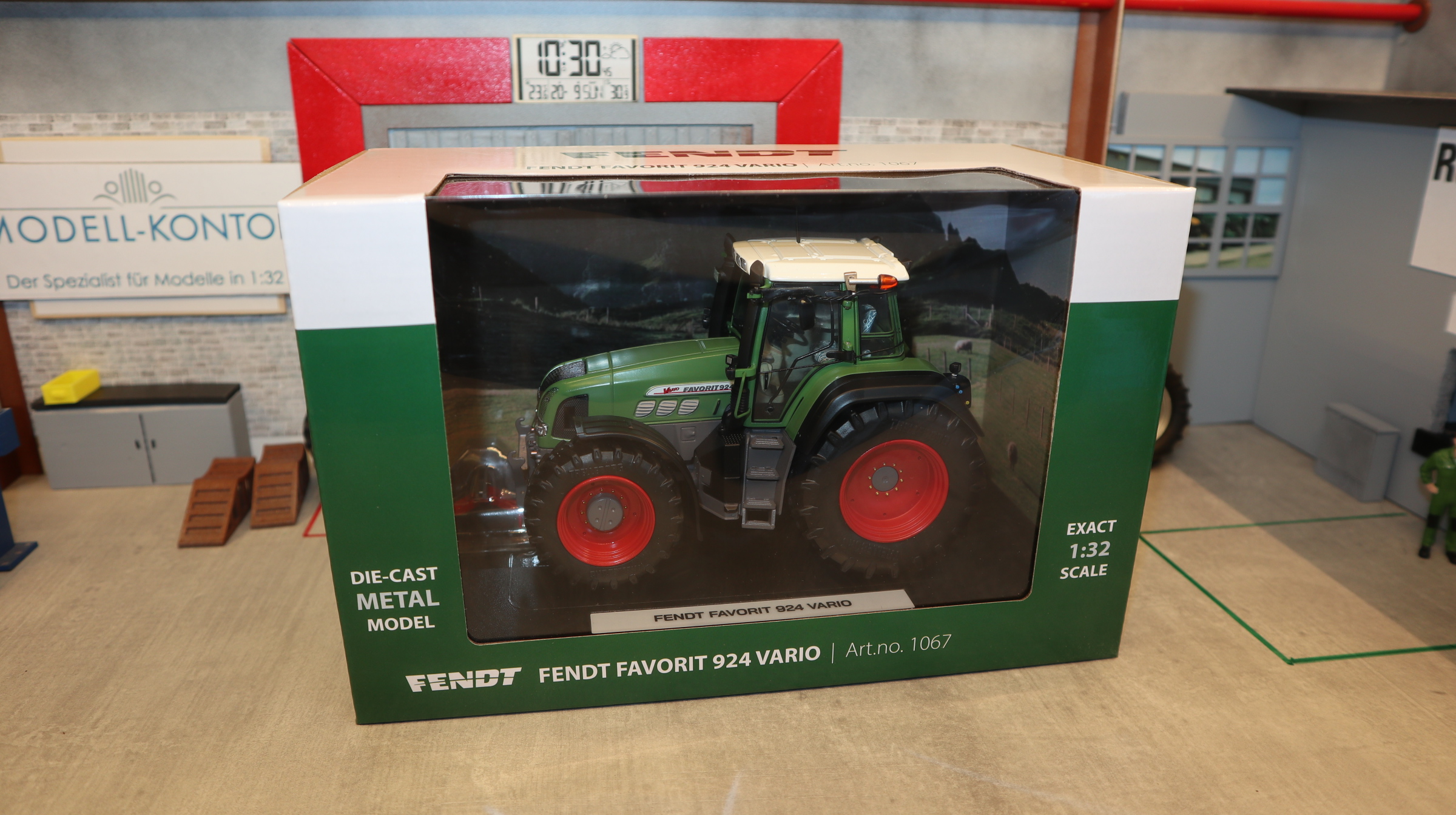 Weise Toys 1067 in 1:32, Fendt Favorit 924 Gen. 2, NEU in OVP