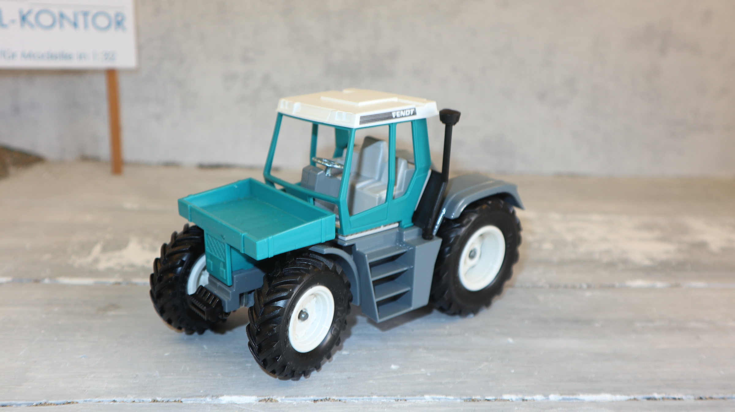 Siku 2957 in 1:32, Fendt Xylon 524 Türkis mit Pritsche, NEU in OVP