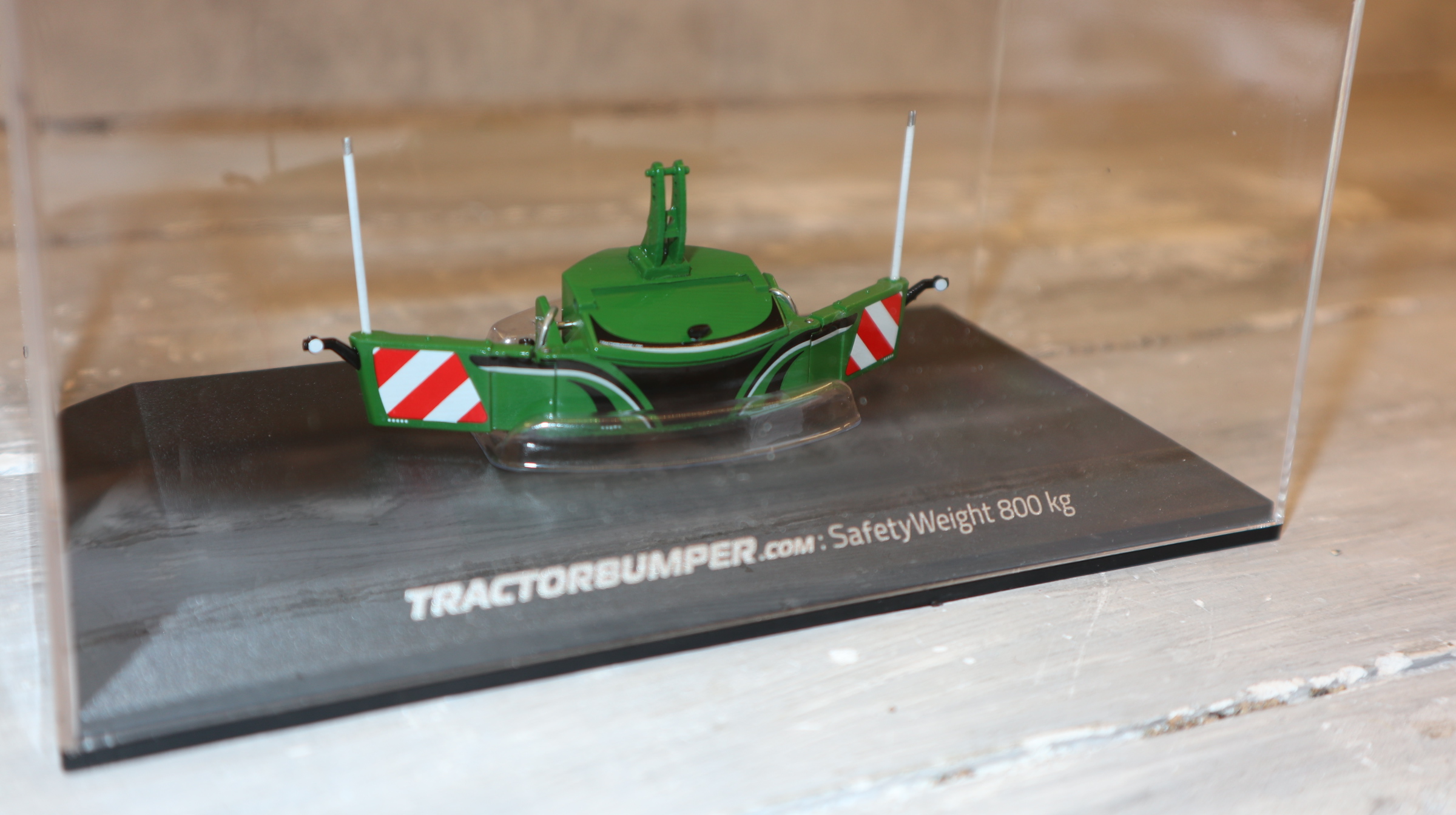 Universal Hobbies UH 5374 in 1:32,  Frontbumper JD grün-grau, neue Version,  NEU in OVP