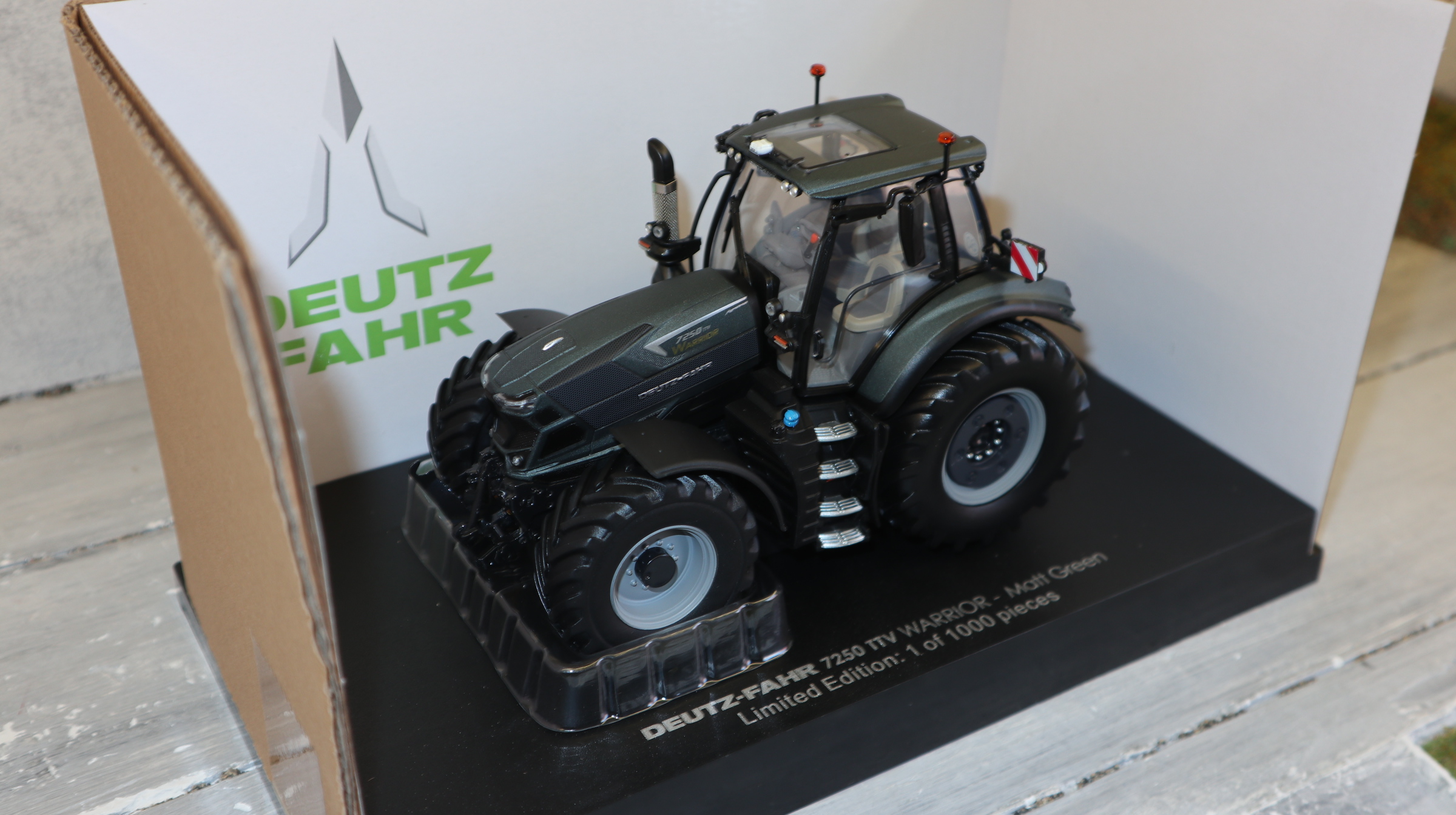 Universal Hobbies UH 6484 in 1:32, Deutz-Fahr 7250 TTV WARRIOR matt grün, NEU in OVP