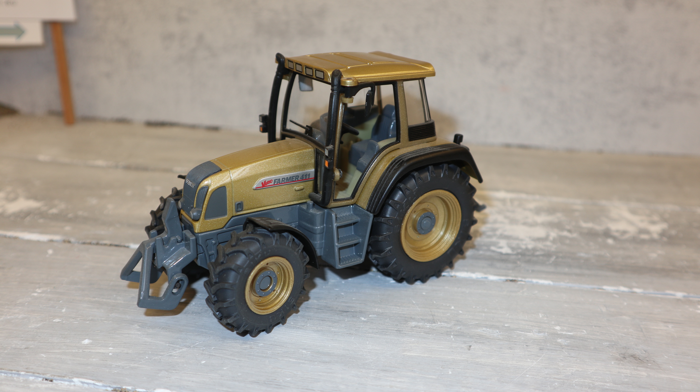 Siku 2968 in 1:32, Fendt 411 GOLD BASF 2002 Goldener Herbst,  NEU in OVP