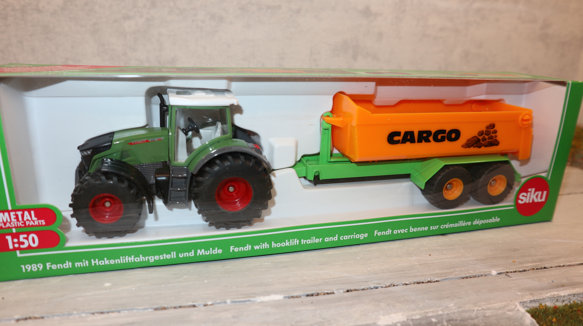 Siku 1989 in 1:50 Fendt mit Hackelift Mulde, NEU  in OVP