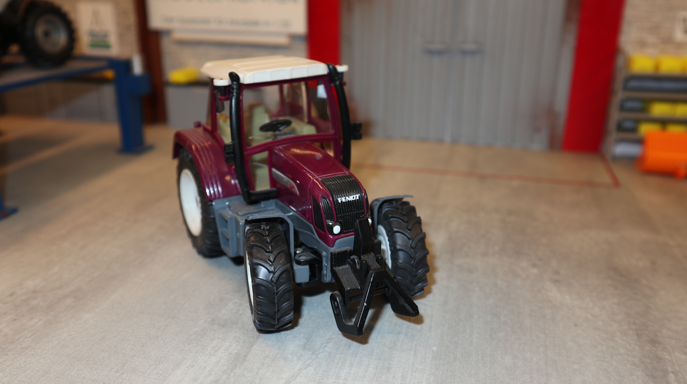 Siku 2968 in 1:32,  -  Sondermodell Fendt 409 bordauxrot aus 2003 - NEU in OVP