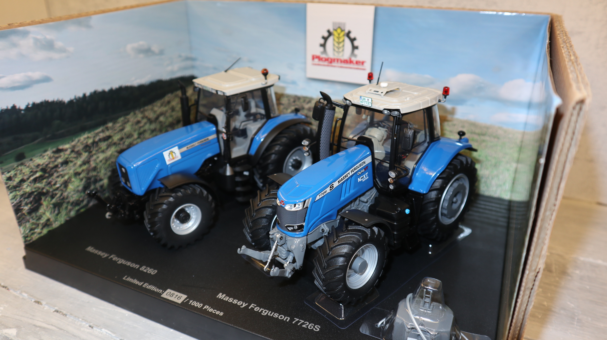 Universal Hobbies UH 7123 in 1:32,  Massey Ferguson Plogmaker-Set 8260 + 7726 in BLAU,  NEU in OVP
