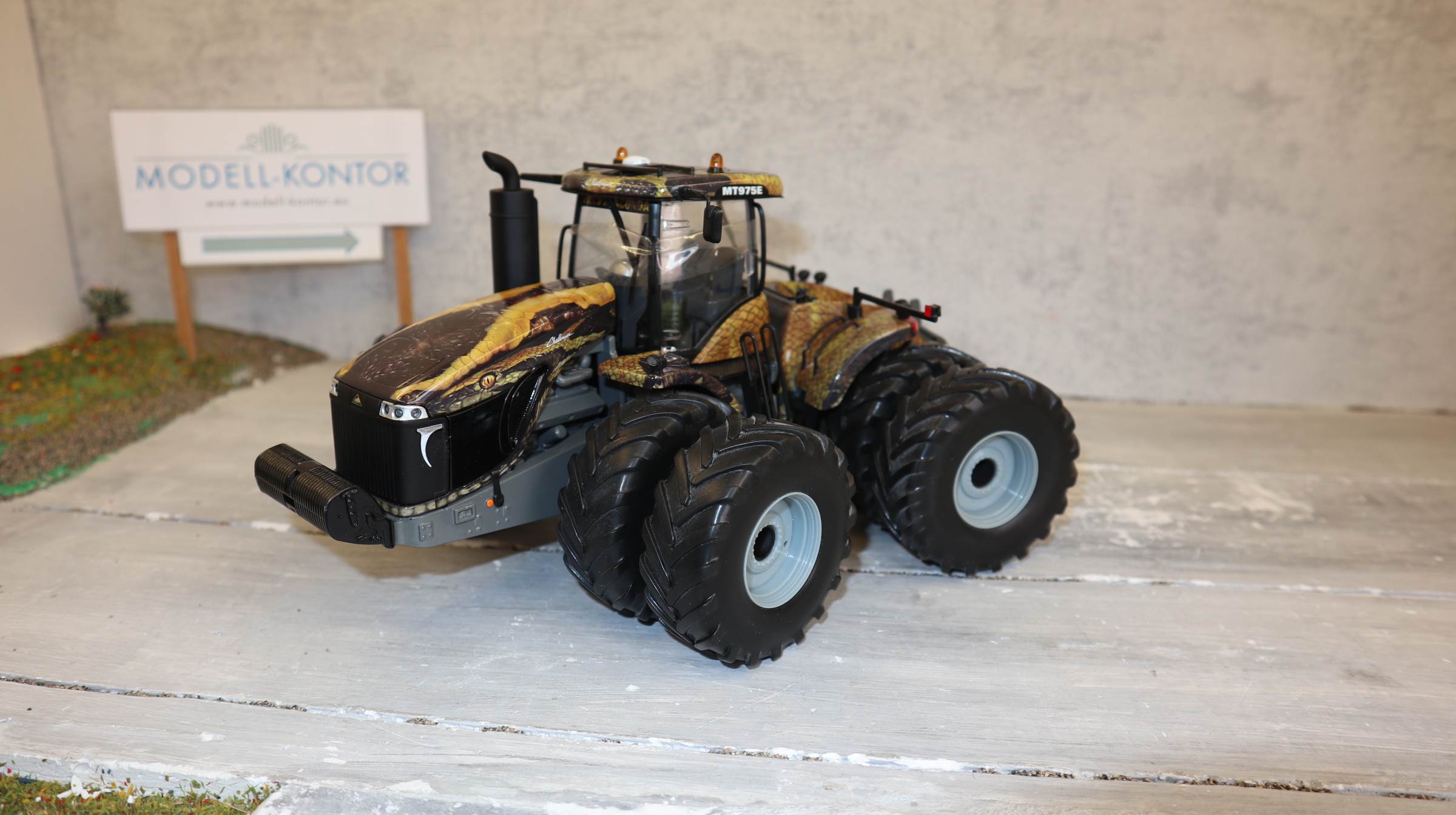 USK 10609 in 1:32, Challenger MT975E ANACONDA, Nr. 108 von 1500, aus 2014, NEU in OVP