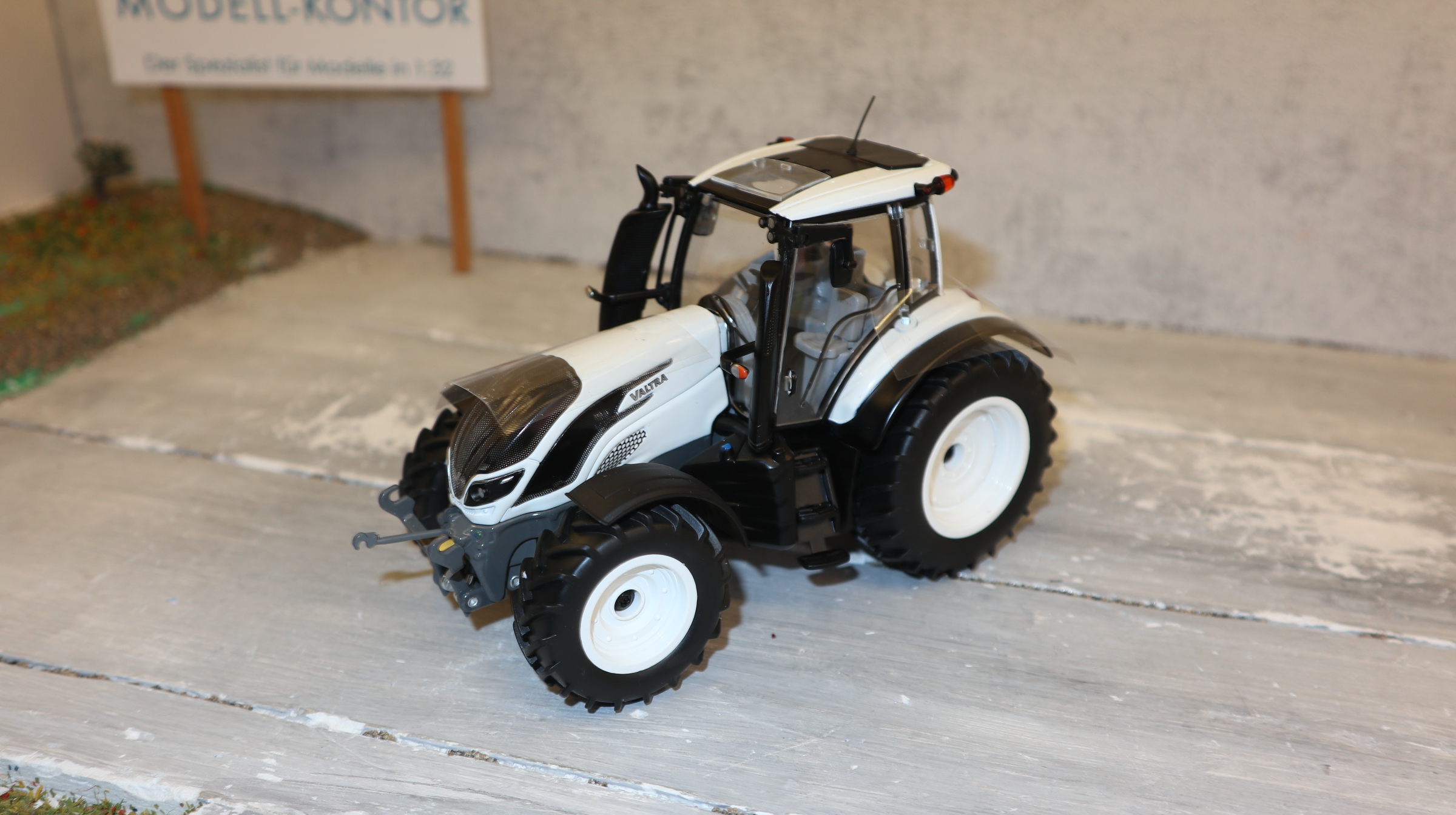 Wiking 42701991 in 1:32,  Valtra T234 weiß, Sondermodell von Valtra, NEU in OVP
