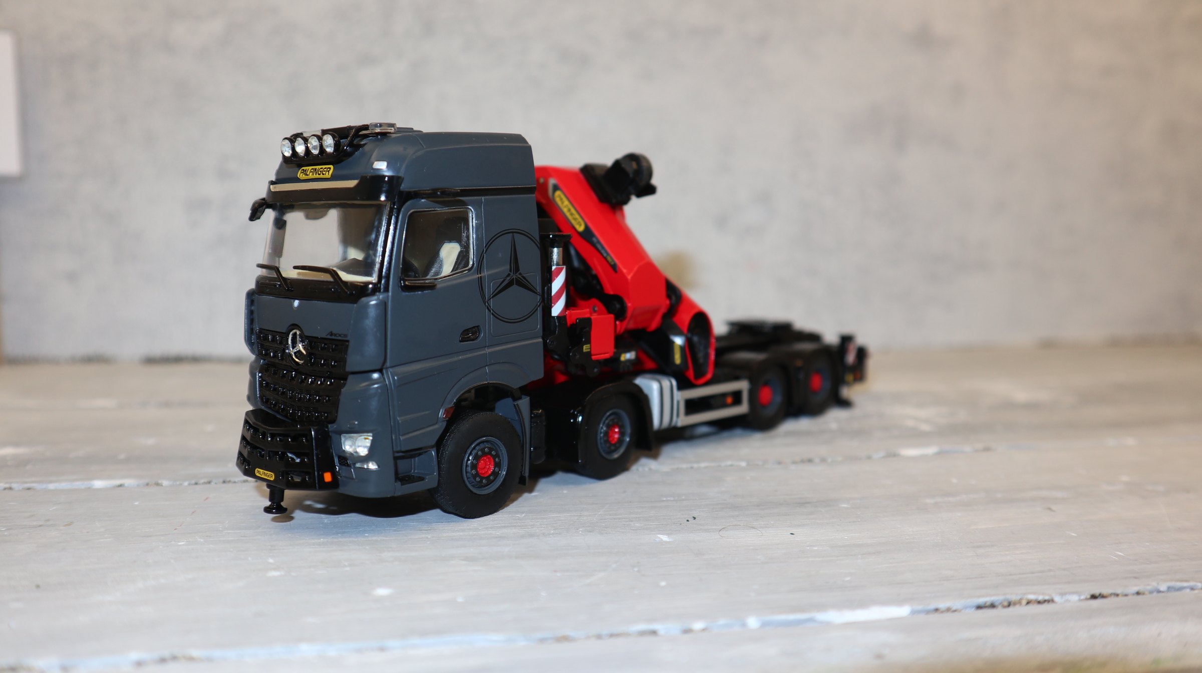 WSI 02-2946 in 1:50, MB AROCS MP5 BIG Space 8x4 + Palfinger PK 165.002 TEC, NEU in OVP