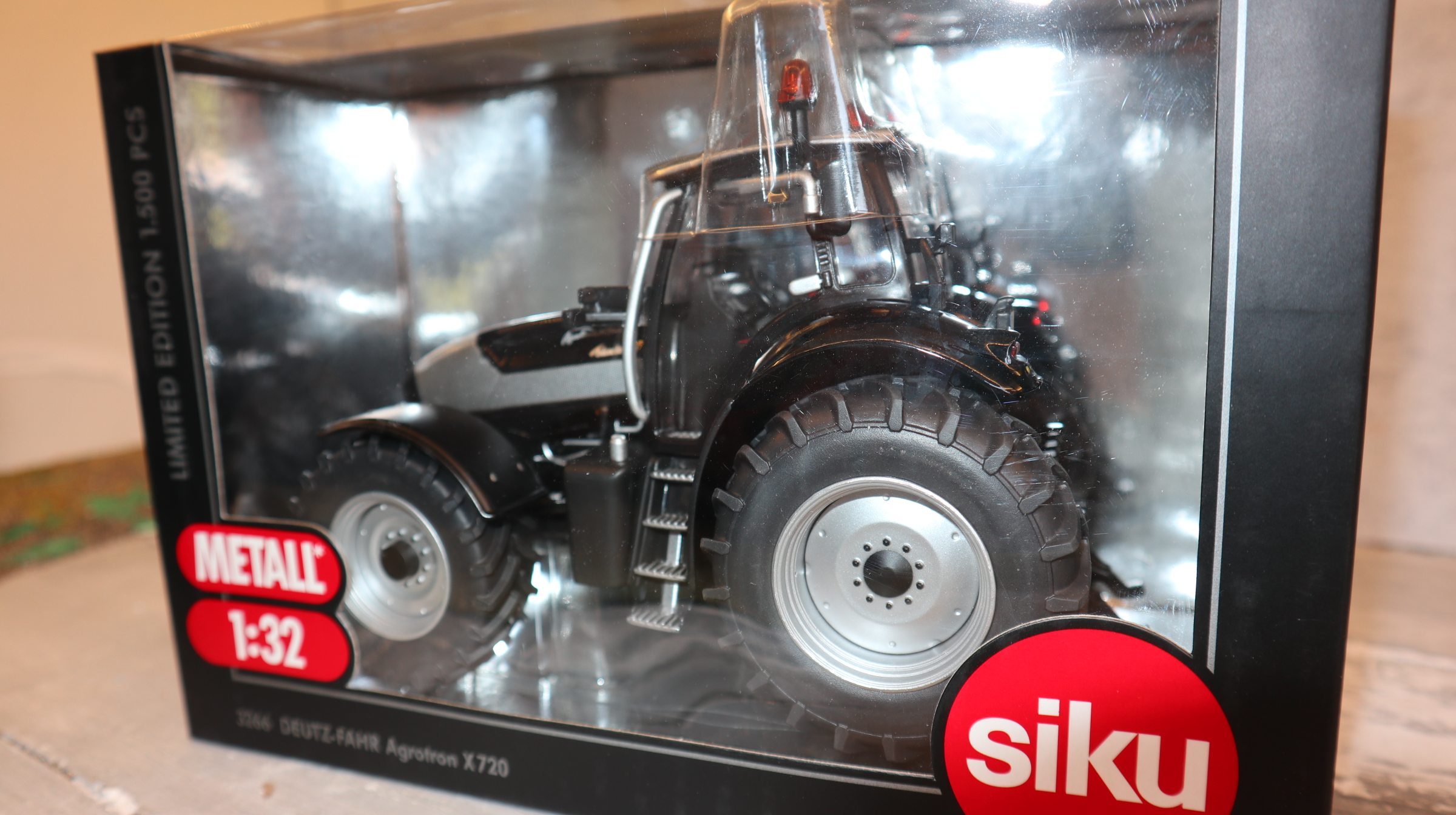 Siku 3266 in 1:32, Deutz-Fahr Agrotron X720, Blackline, NEU in OVP