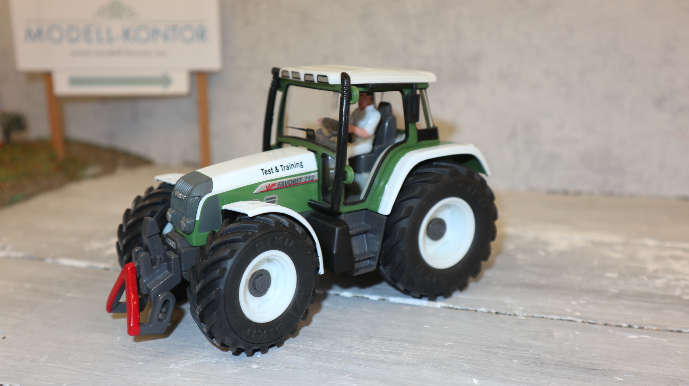 Siku 3263 in 1:32, Fendt 718 Test & Training Sondermodell Höing,  NEU in OVP