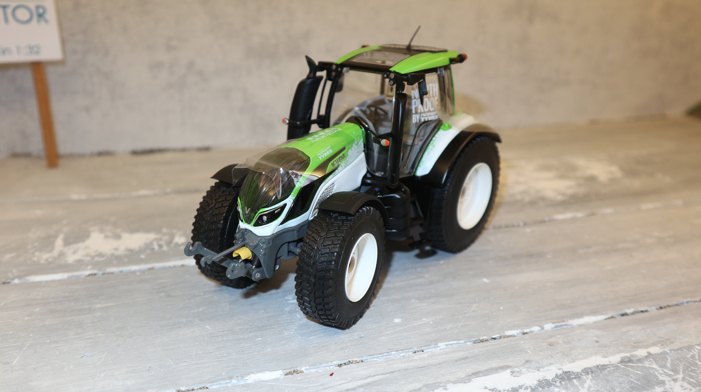 Wiking 077814 in 1:32, VALTRA T234 weiß-grün Weltrekord, NEU in OVP