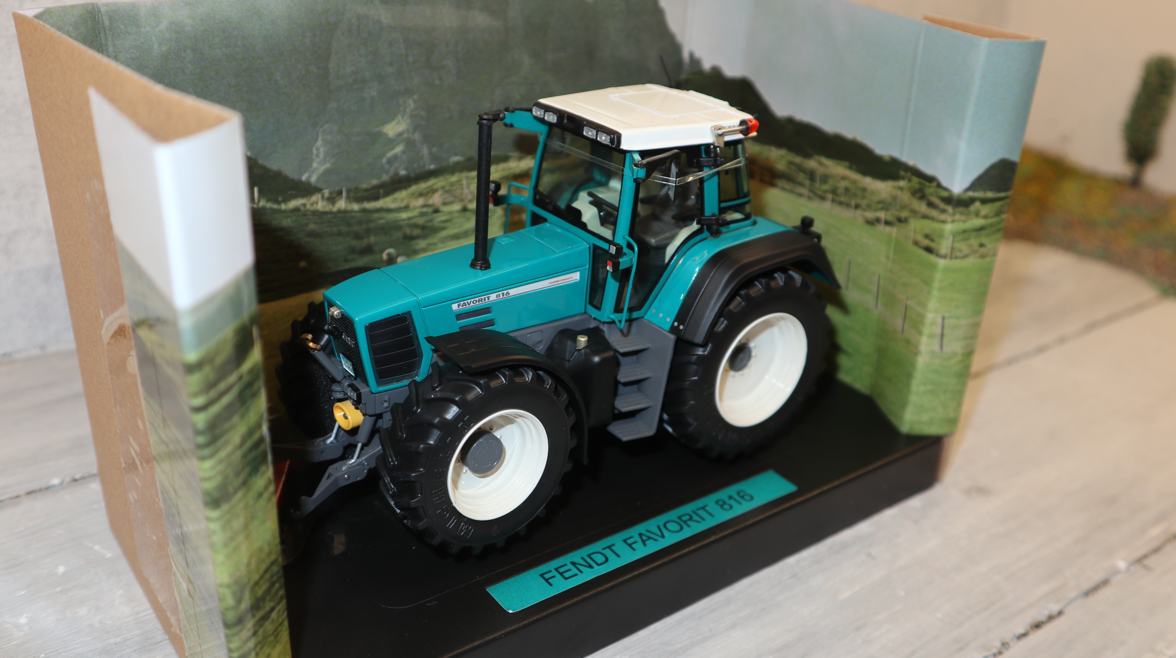 Weise Toys 2065 in 1:32, Fendt Favorit 816 , Vorführschlepper in türkis,  NEU in OVP
