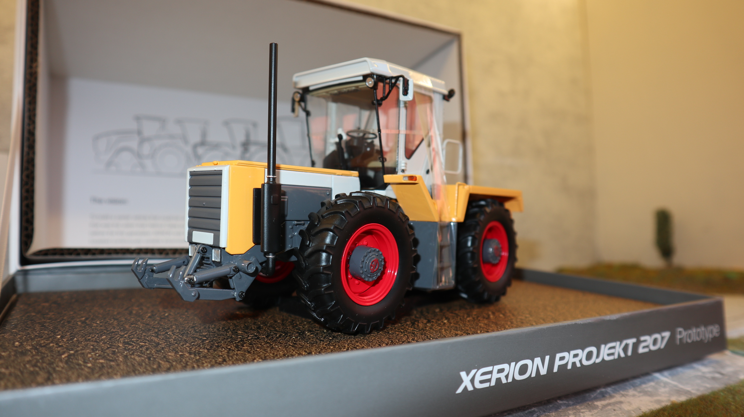 Weise Toys  0002671730 in 1:32, Claas Xerion PROJEKT 207 Prototype in GELB , NEU in OVP