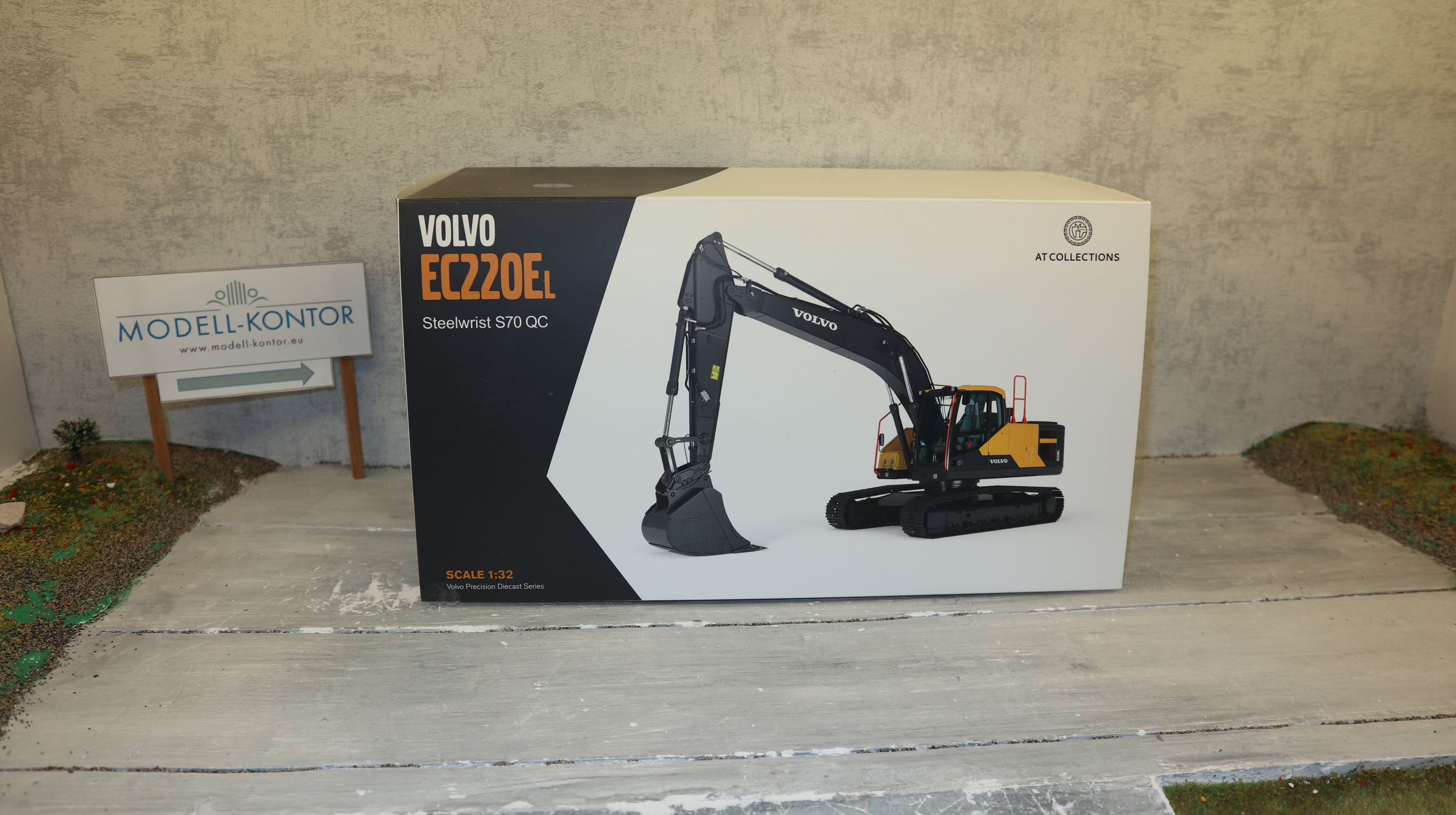 AT Collections AT3200115 in 1:32,  VOLVO EC220EL Kettenbagger,  NEU in OVP