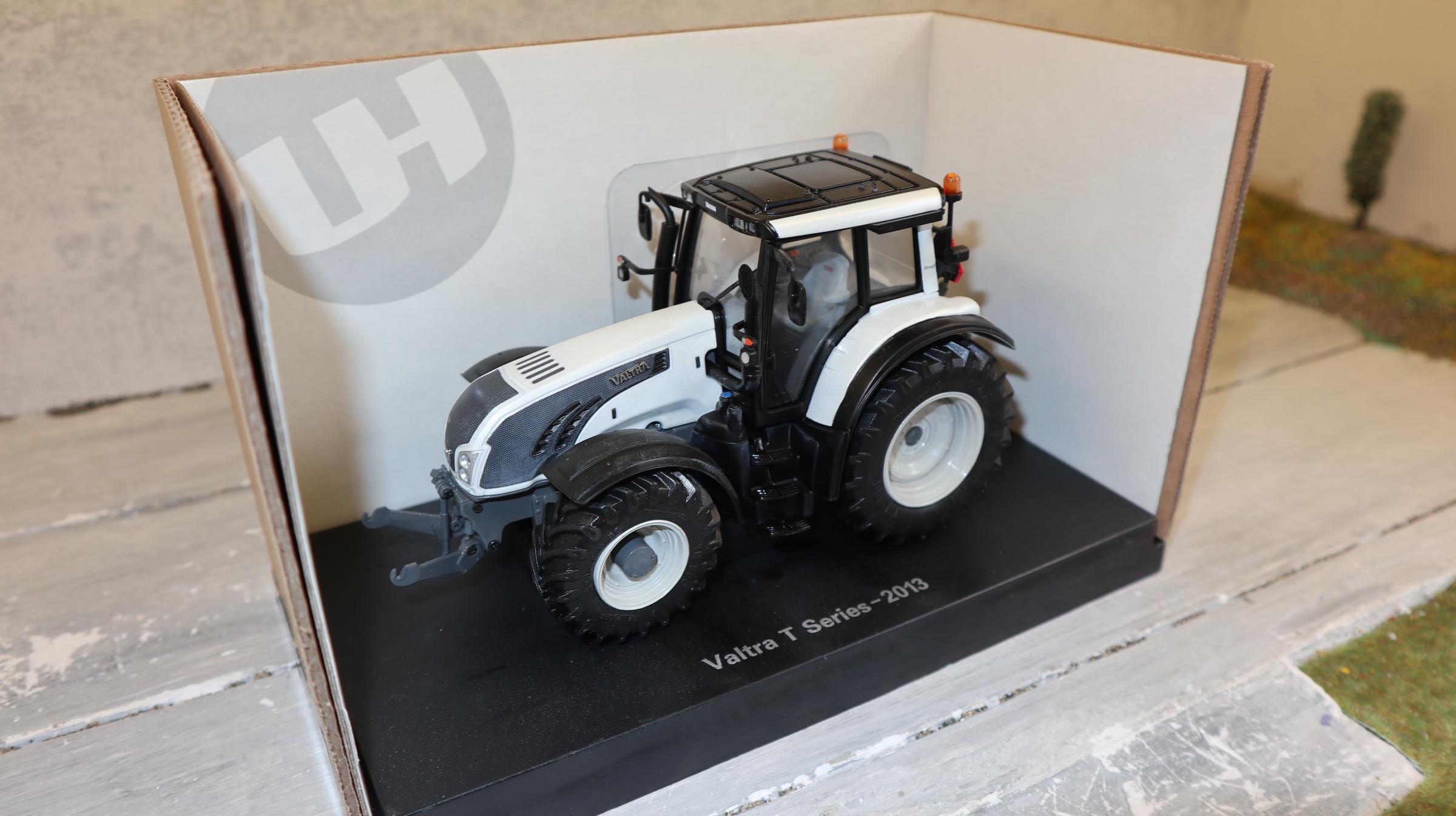 Universal Hobbies UH 4194 in 1:32,  Valtra T163 weiss metallic, Neu in OVP